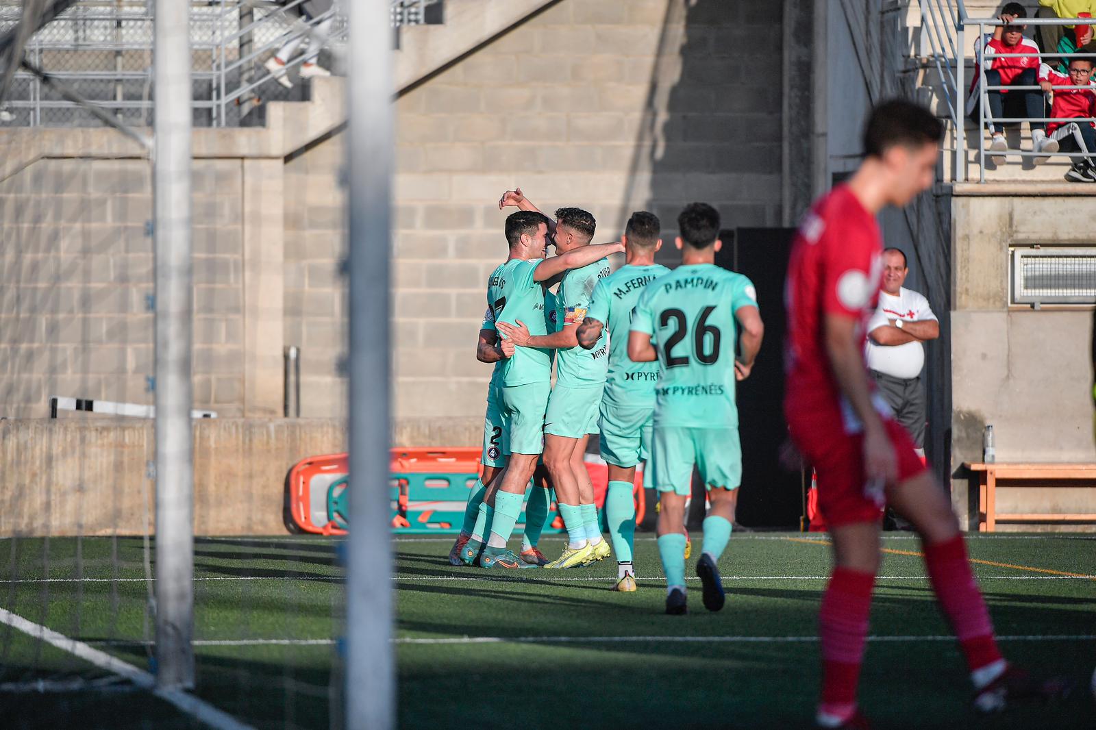 Els jugadors tricolors celebren elgol de Pau Casadesús.