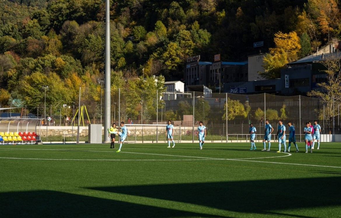 L'equip escaldenc al camp de la Borda Mateu abans de suspendre el partit.