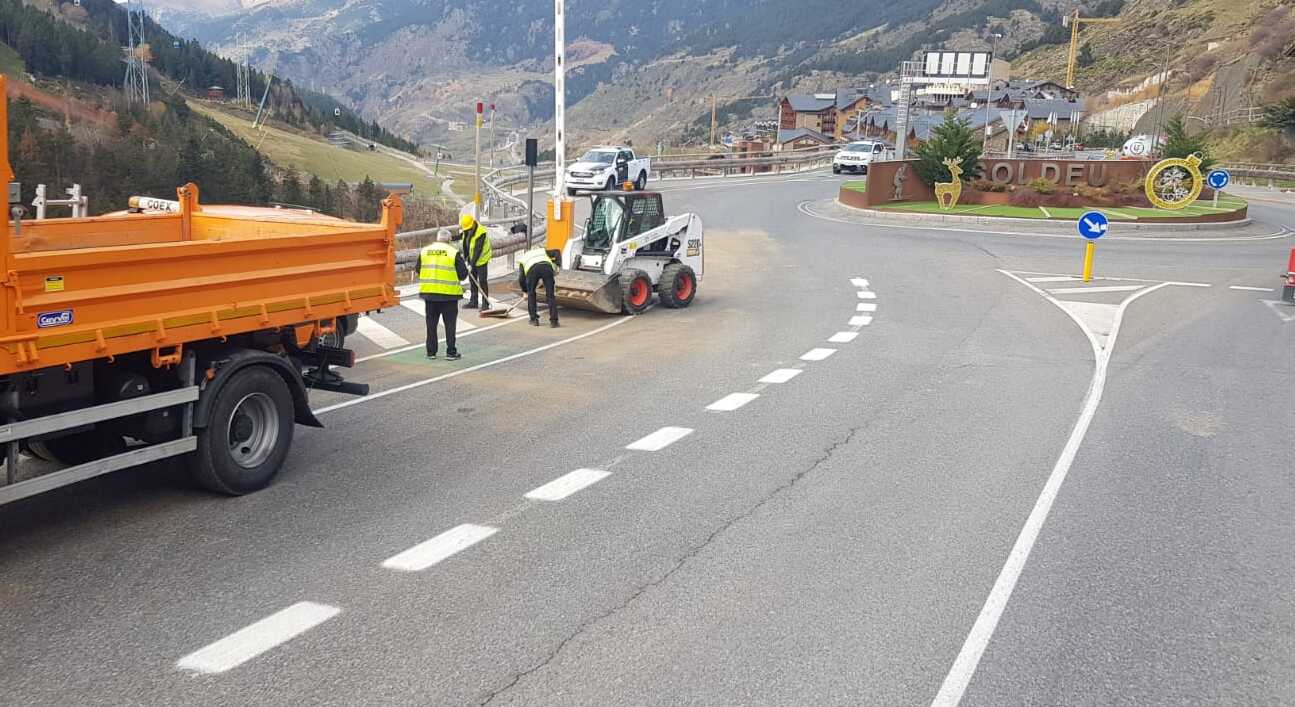 Operaris del COEX retirant de la via la terra i les pedres que han envaït la calçada.