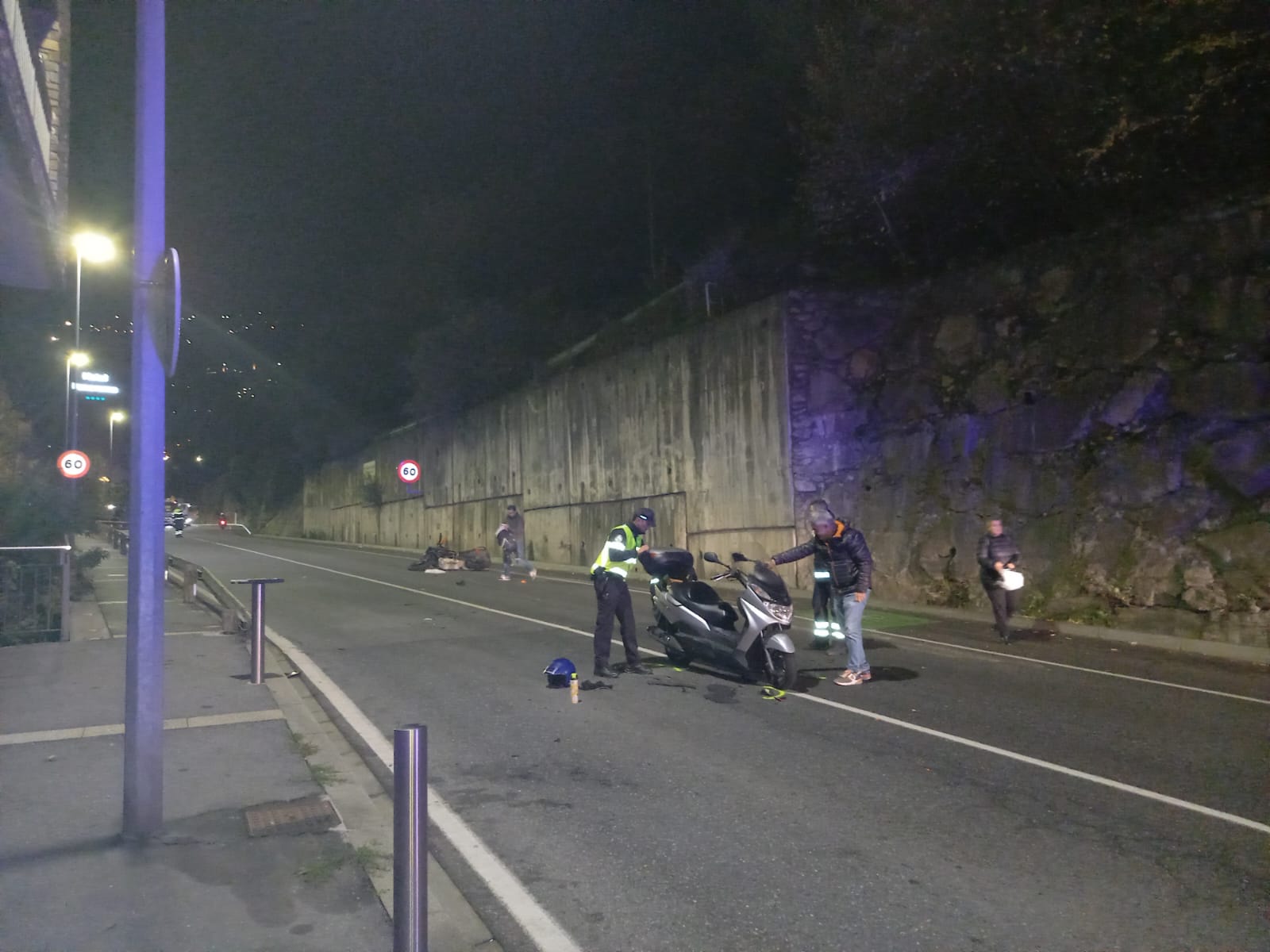 Una de les motos implicades en primer terme i, al fons, l'altra.