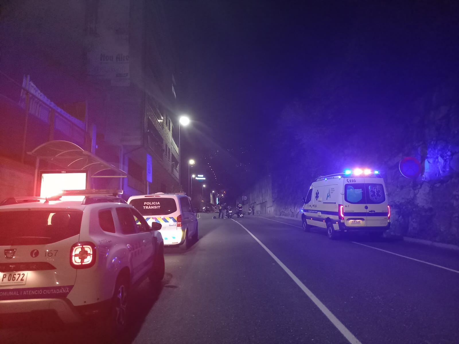 Ambulàncies i equips d'atestats al lloc dels fets.