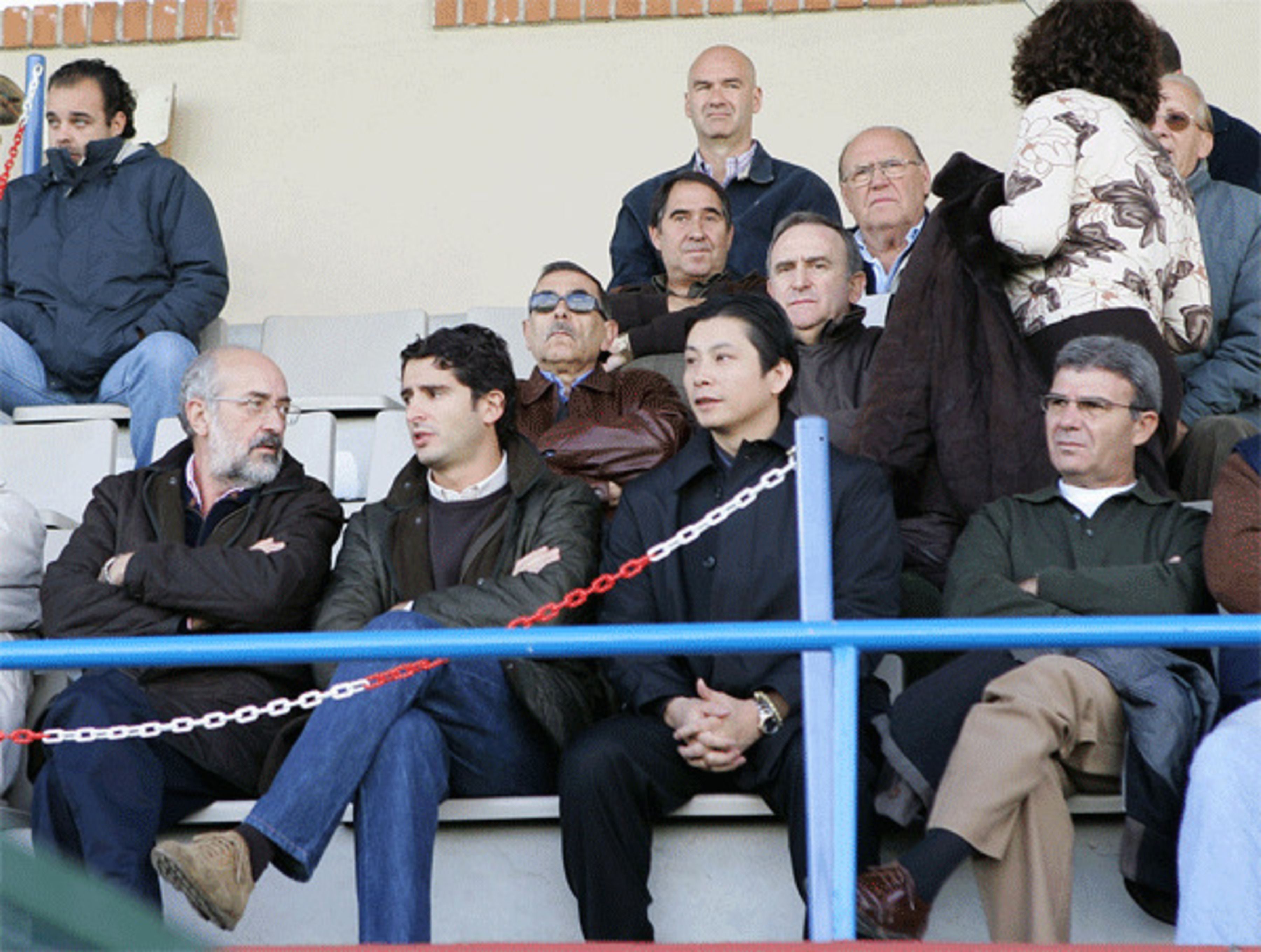 Gao Ping al centre de la imatge quan no era ningú i patrocinava el Fuenlabrada de futbol.