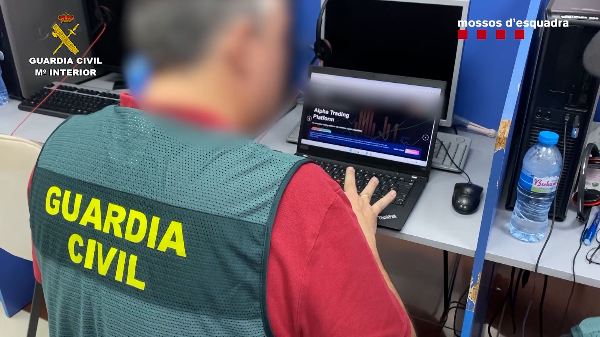 Un guàrdia civil fent indagacions amb un ordinador.