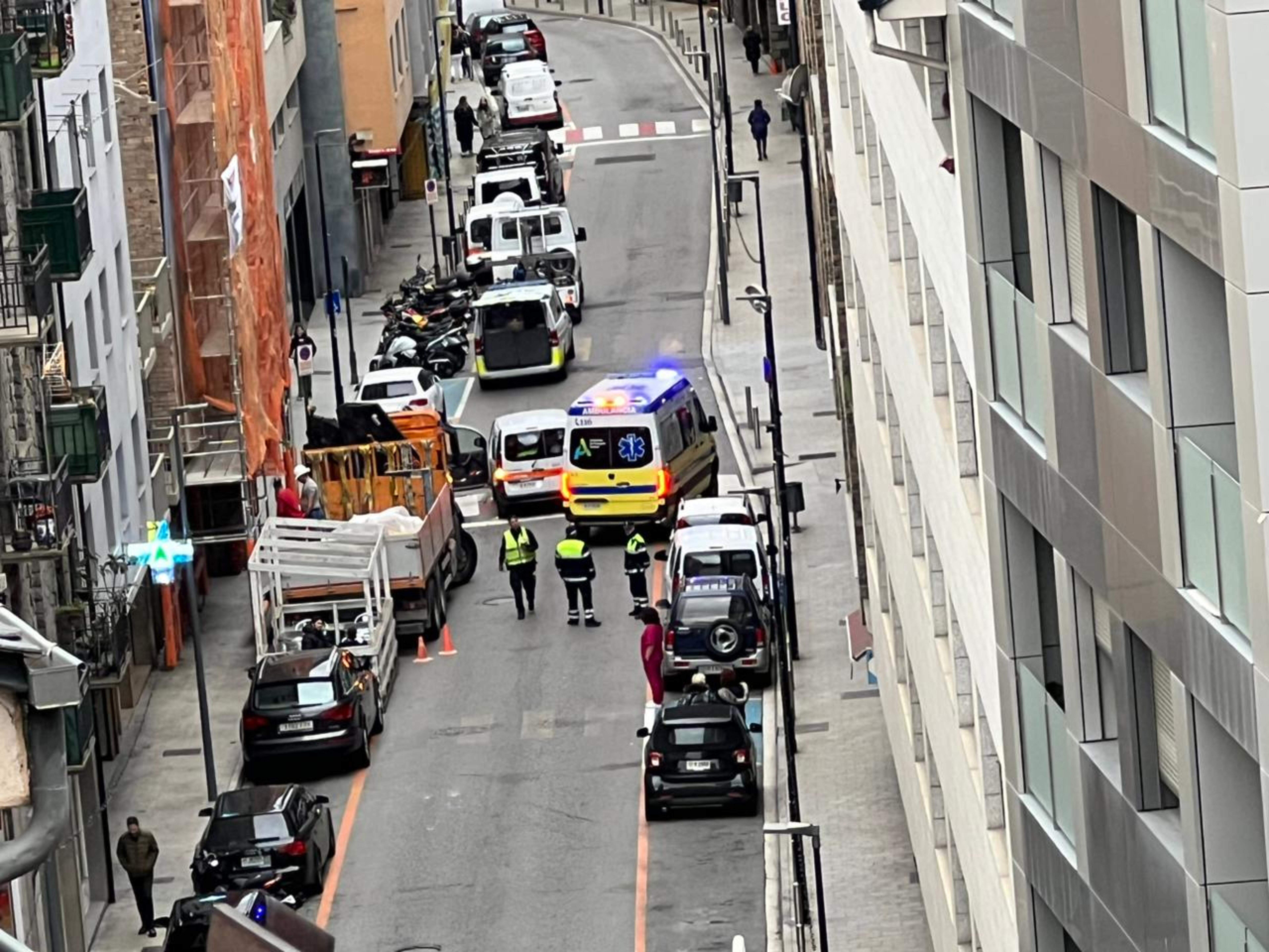 Els equips de seguretat i emergència actuant a l'avinguda Mitjavila.