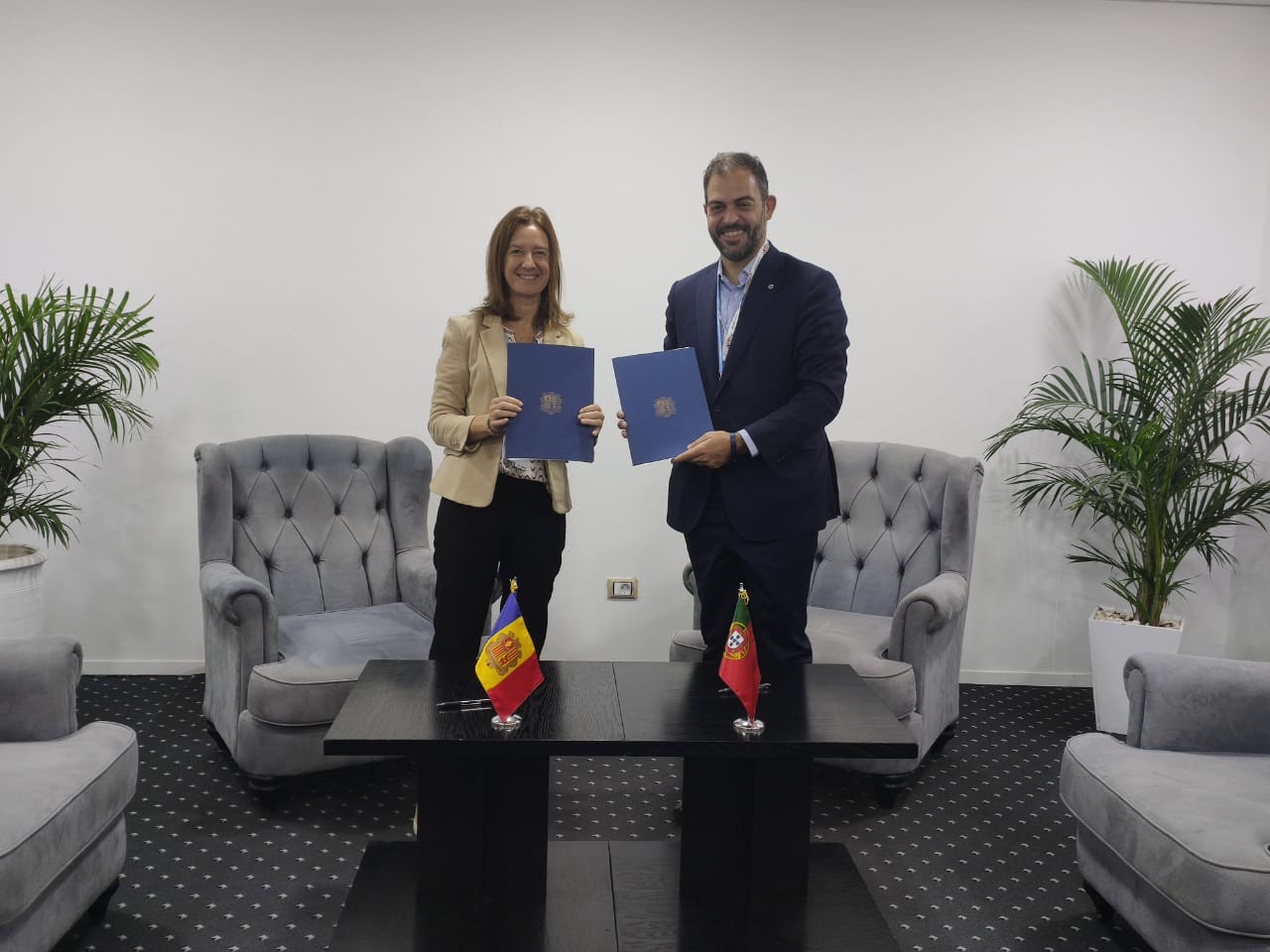 Sílvia Calvó i Duarte Cordeiro escenifiquen la signatura del MOU.