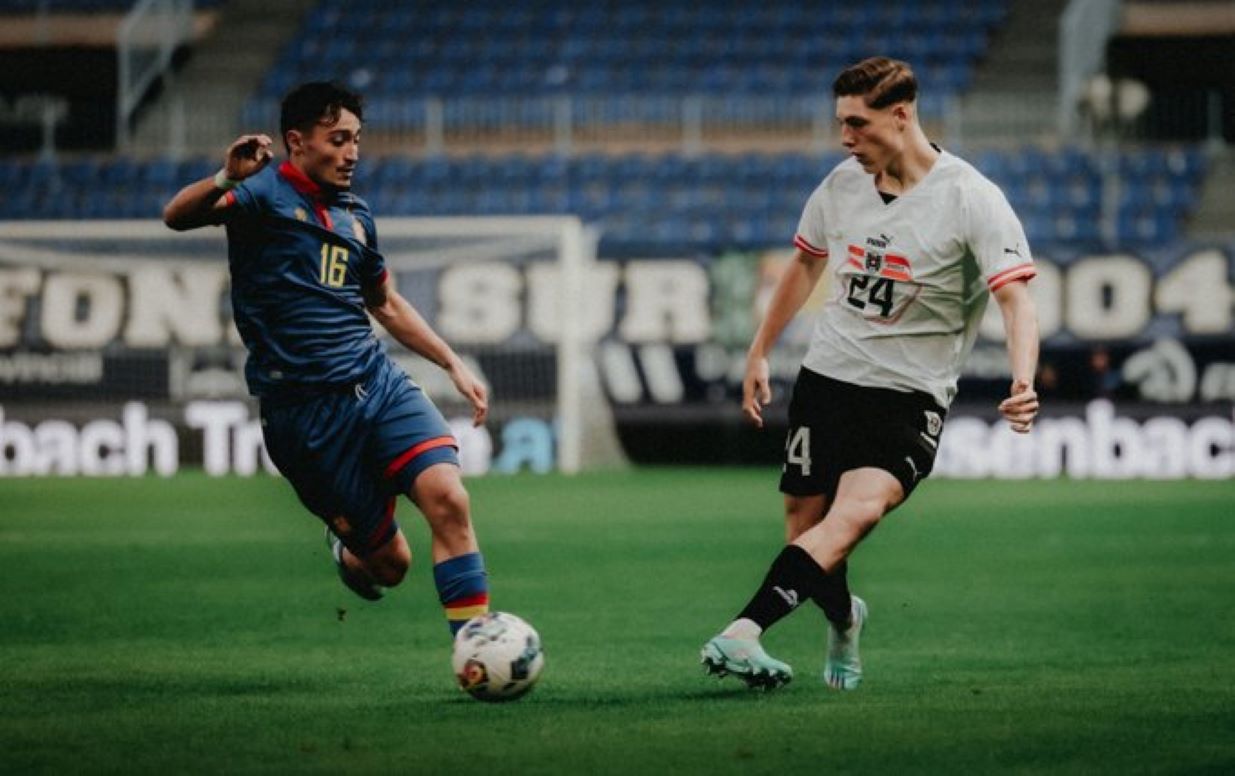 Álex Martínez no pot interceptar la passada de Prass al partit d'aquest dimecres.