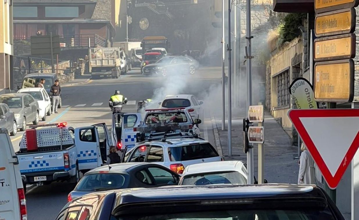El cotxe incendiat a Ordino.