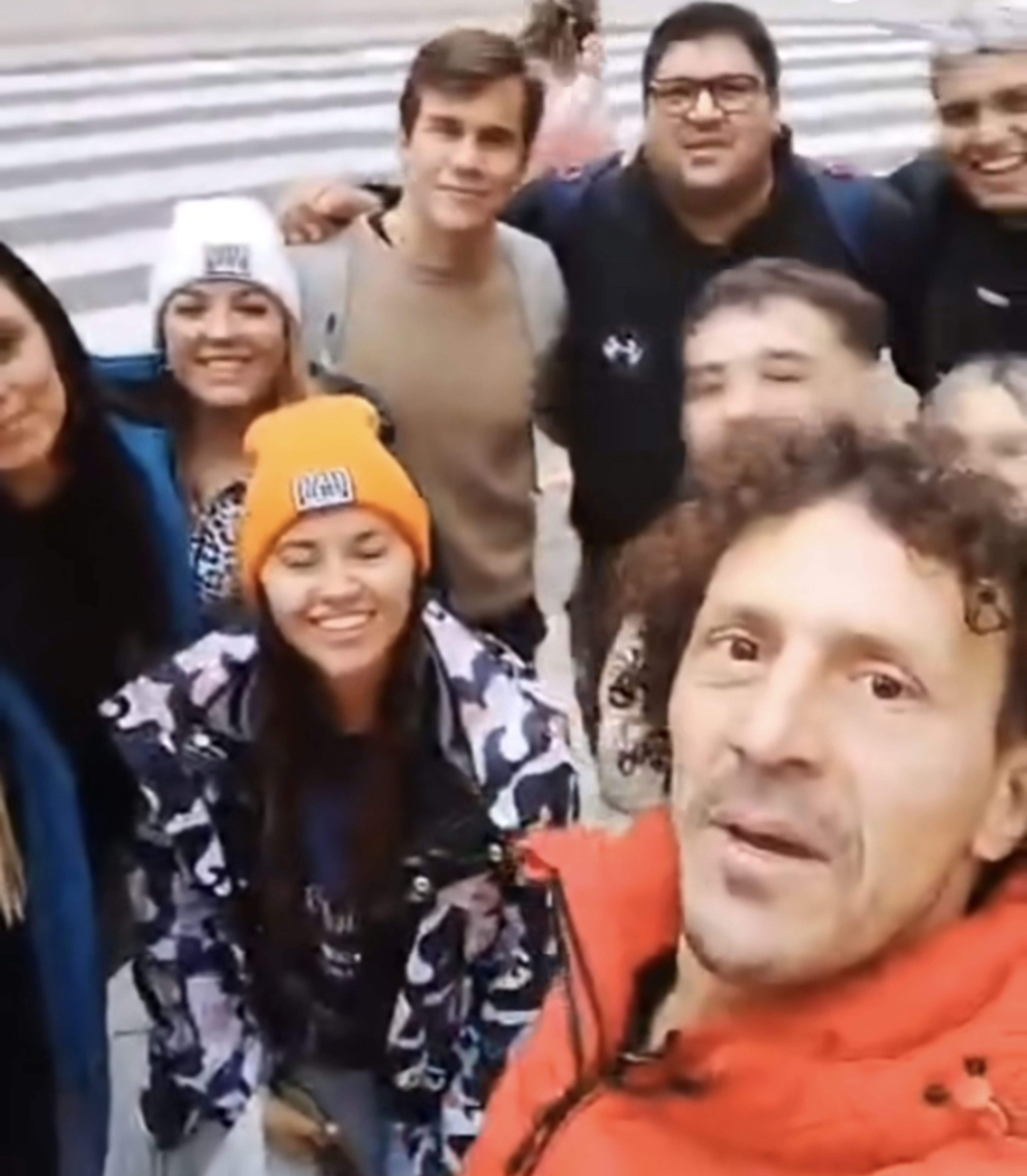 Marcelo Ponce en un dels vídeos que dona la benvinguda a immigrants arribats al país.