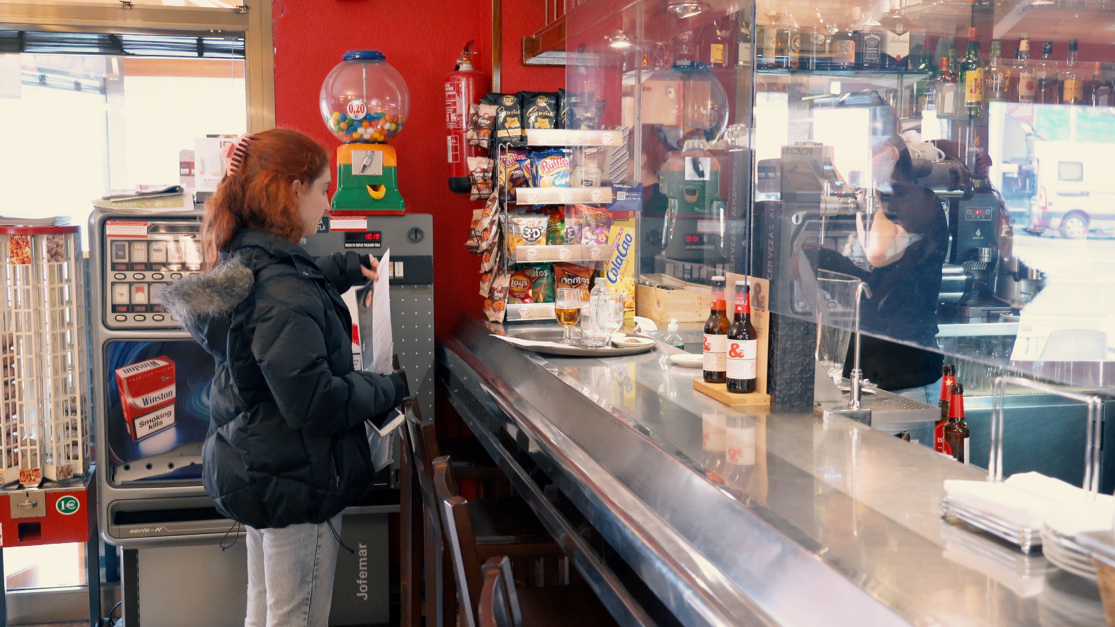 Una jove provinent de l'Argentina entrega el seu currículum en un establiment del sector de la restauració. Una jove provinent de l'Argentina entrega el seu currículum en un establiment del sector de la restauració.