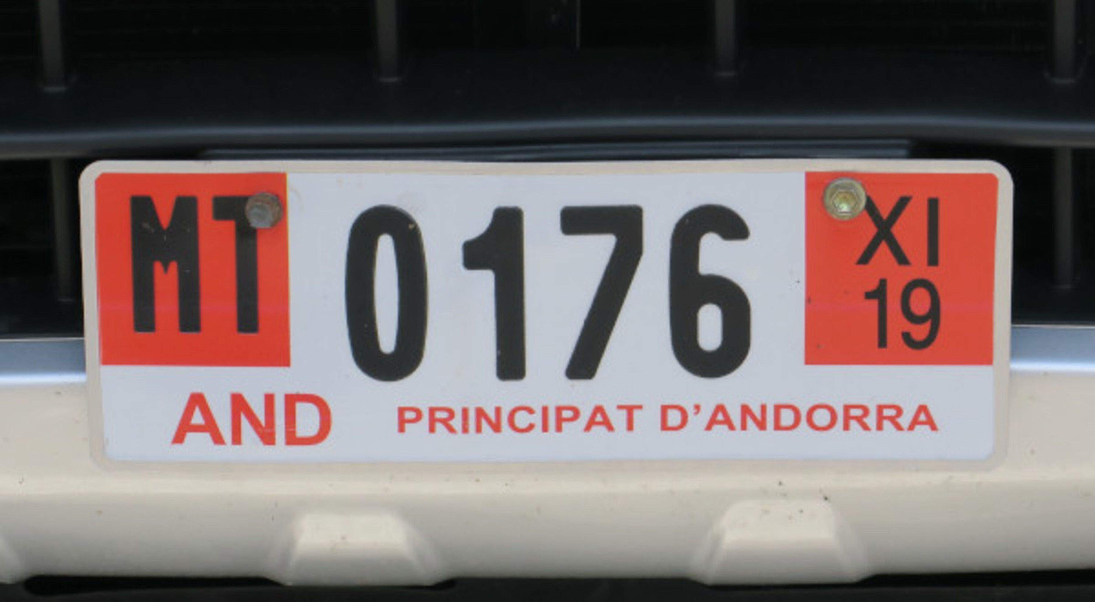 Una placa de matrícula temporal.