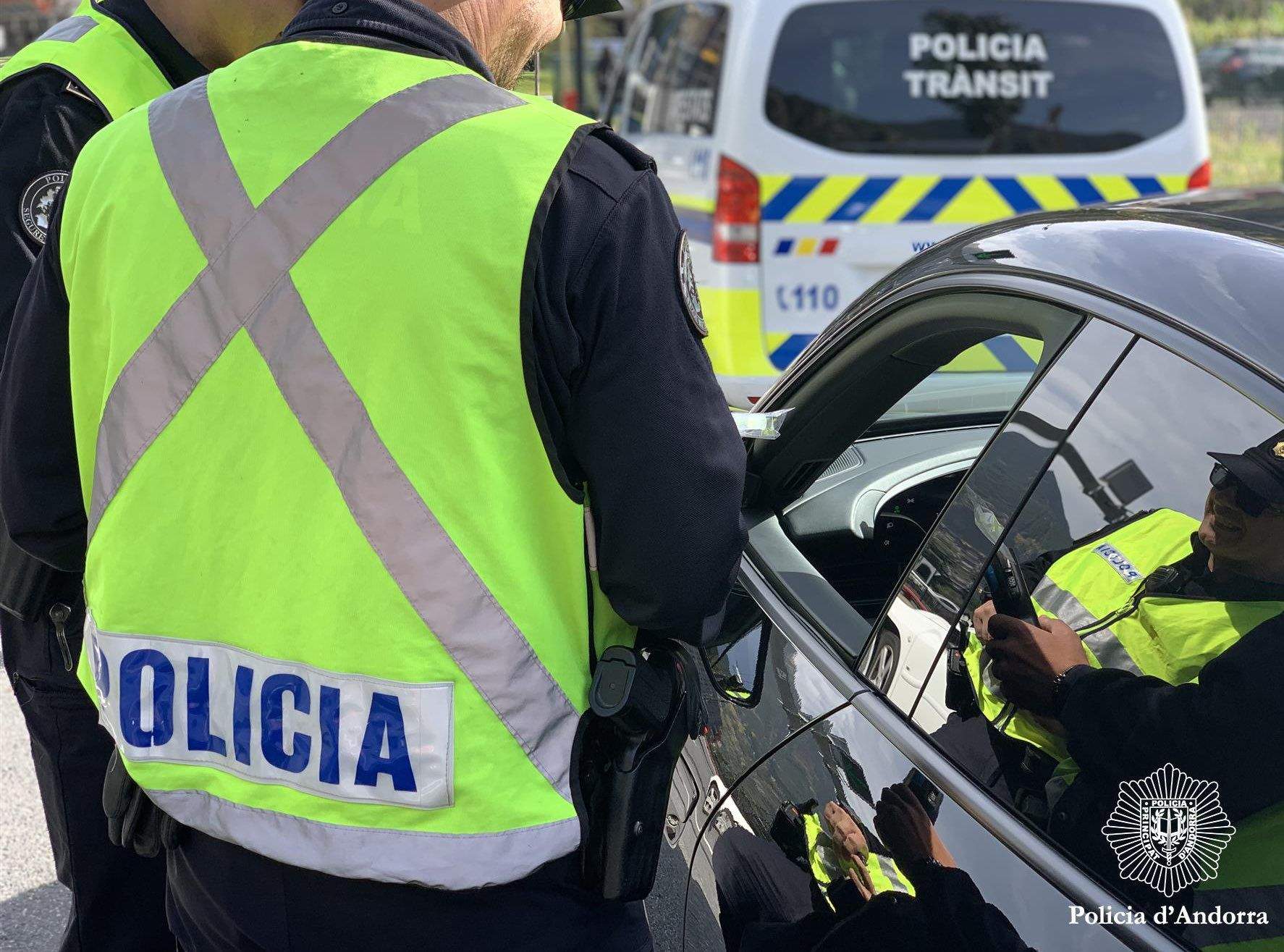 Agents de policia fent un control.