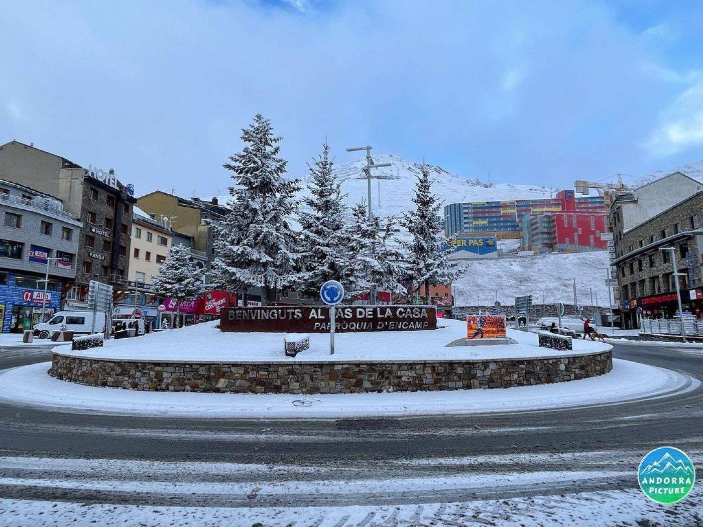 La neu ha emblanquinat el Pas de la Casa.