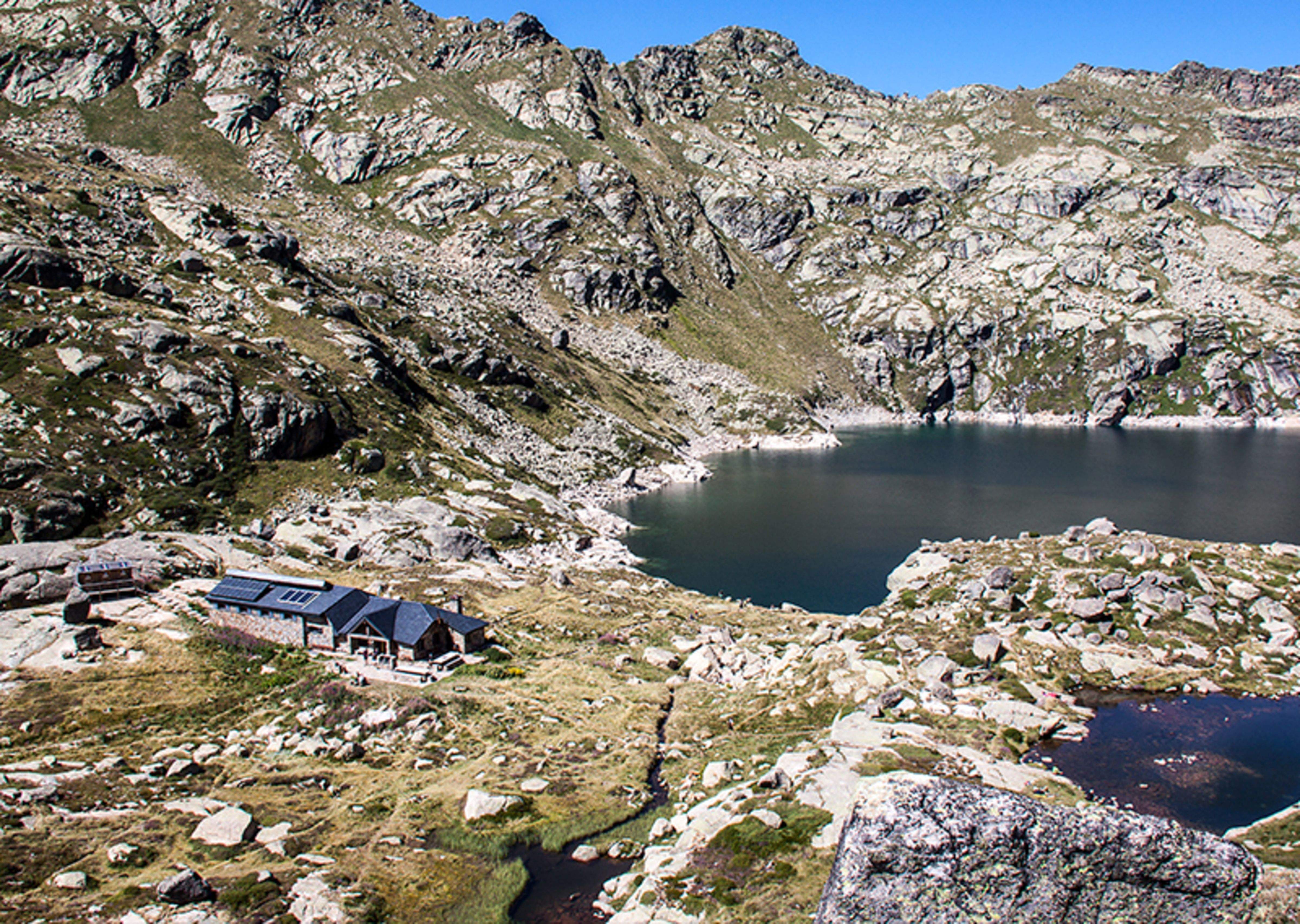 Una imatge del refugi al costat de llac.