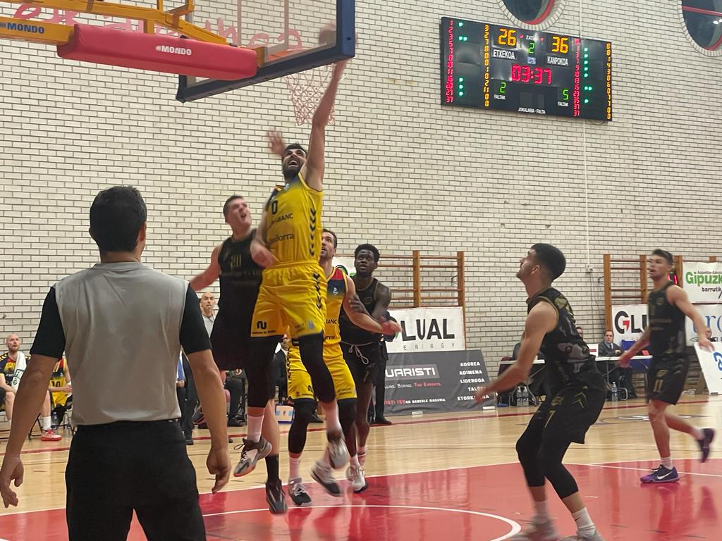 Pérez Tomás fa una entrada a cistella.