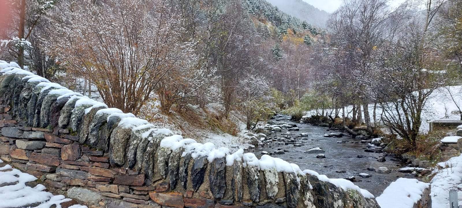 Una imatge d'Ordino; la neu ja ha fet acte de presència en diversos indrets del país aquest dilluns de matinada.