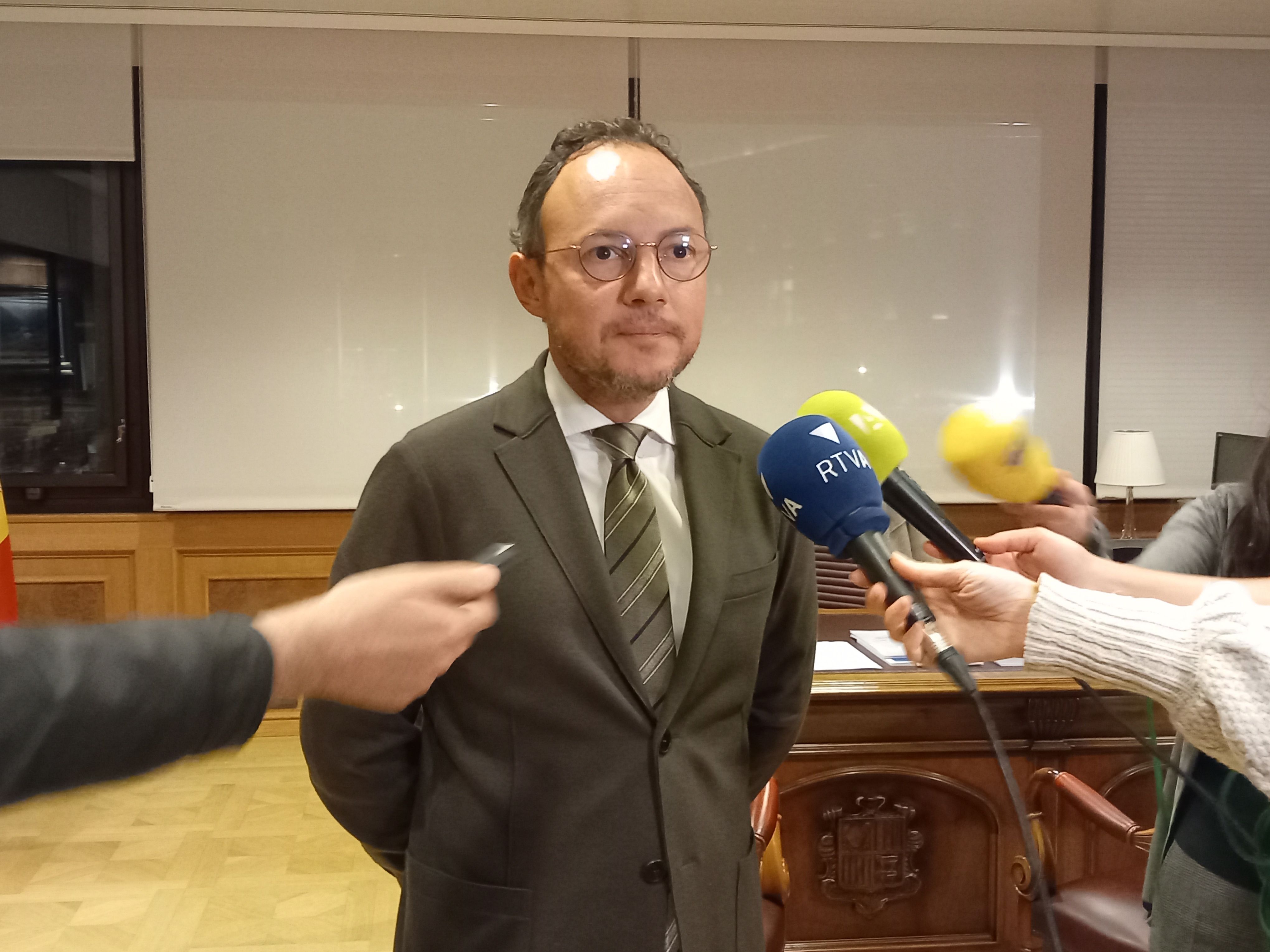 Xavier Espot donant explicacions davant els mitjans de comunicació.