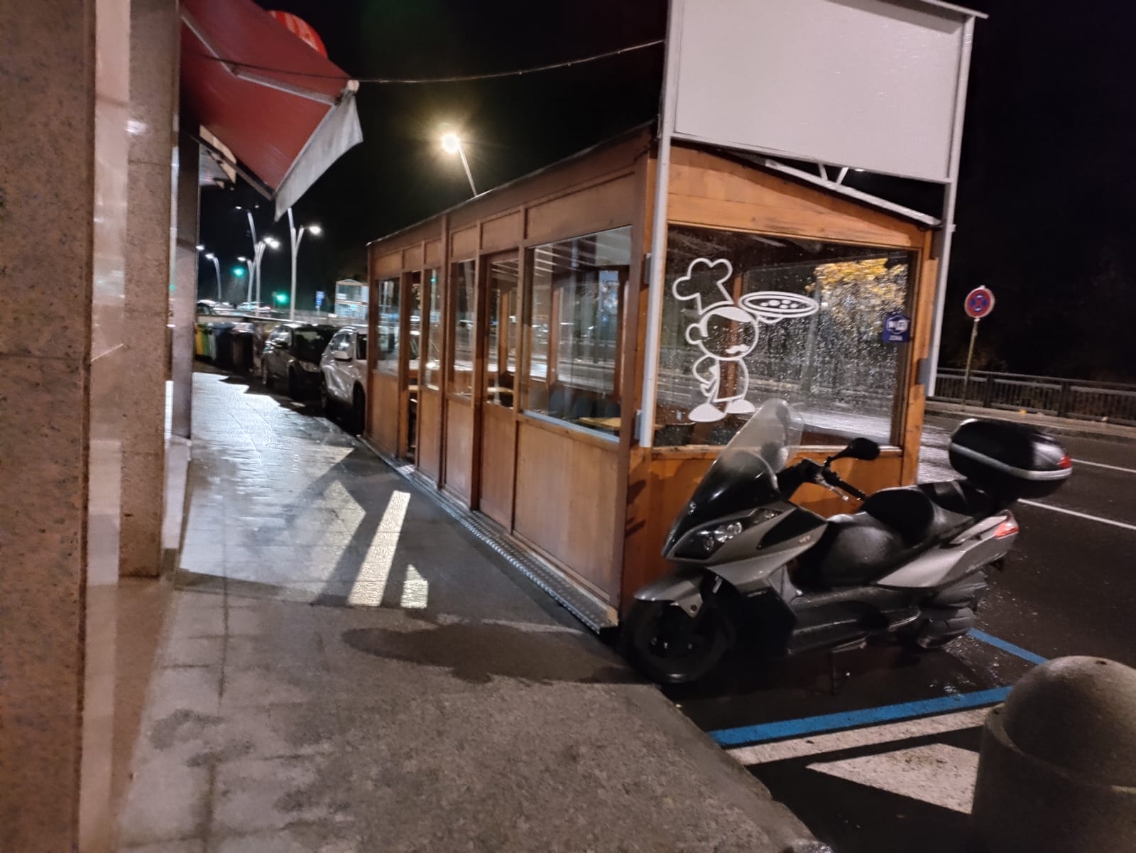 Exterior del local on van passar els fets.