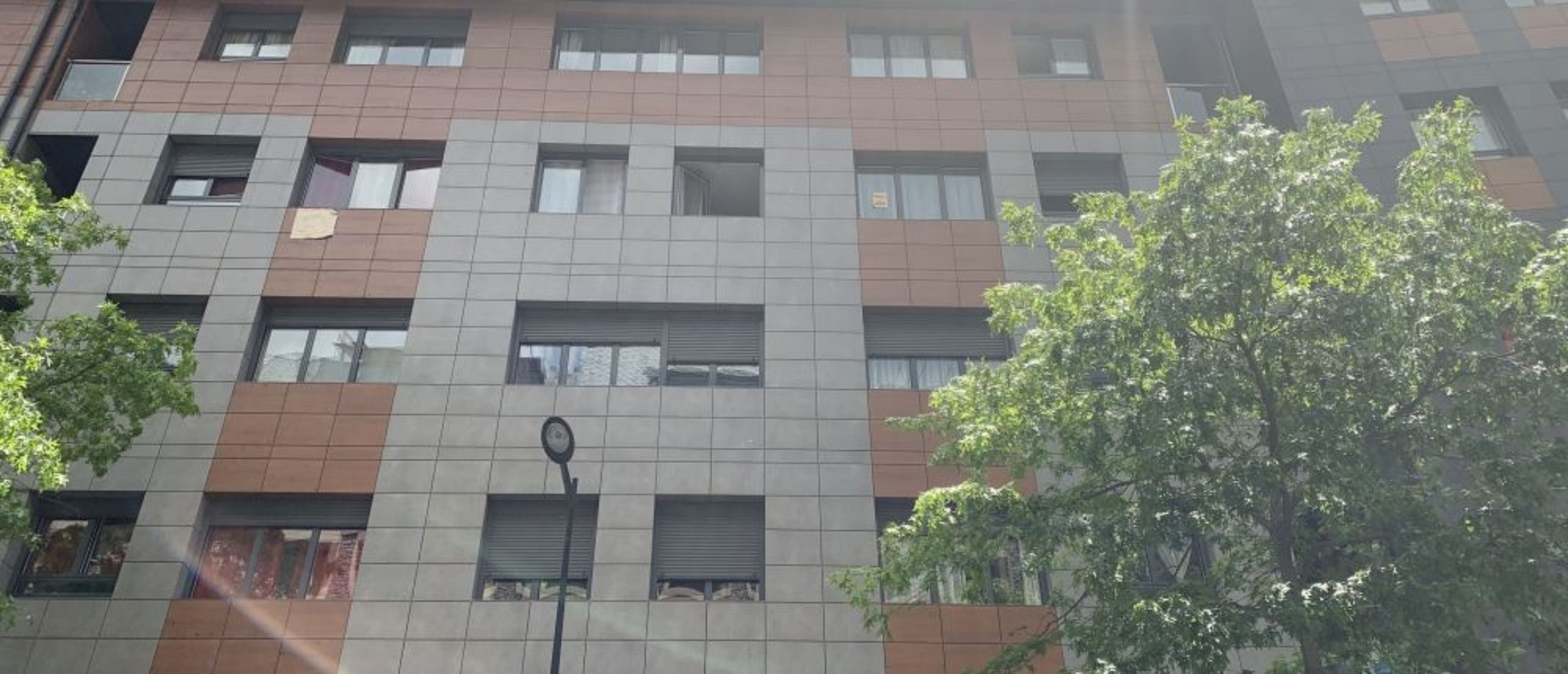 L'edifici de Prat de la Creu on al seu dia es va desmantellar el punt de venda de droga.