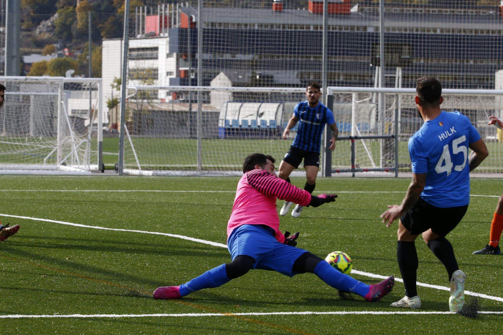 'Hulk' Artigas autor de quatre gols fa una passada que no pot evitar Veiga tot i la seva sortida.