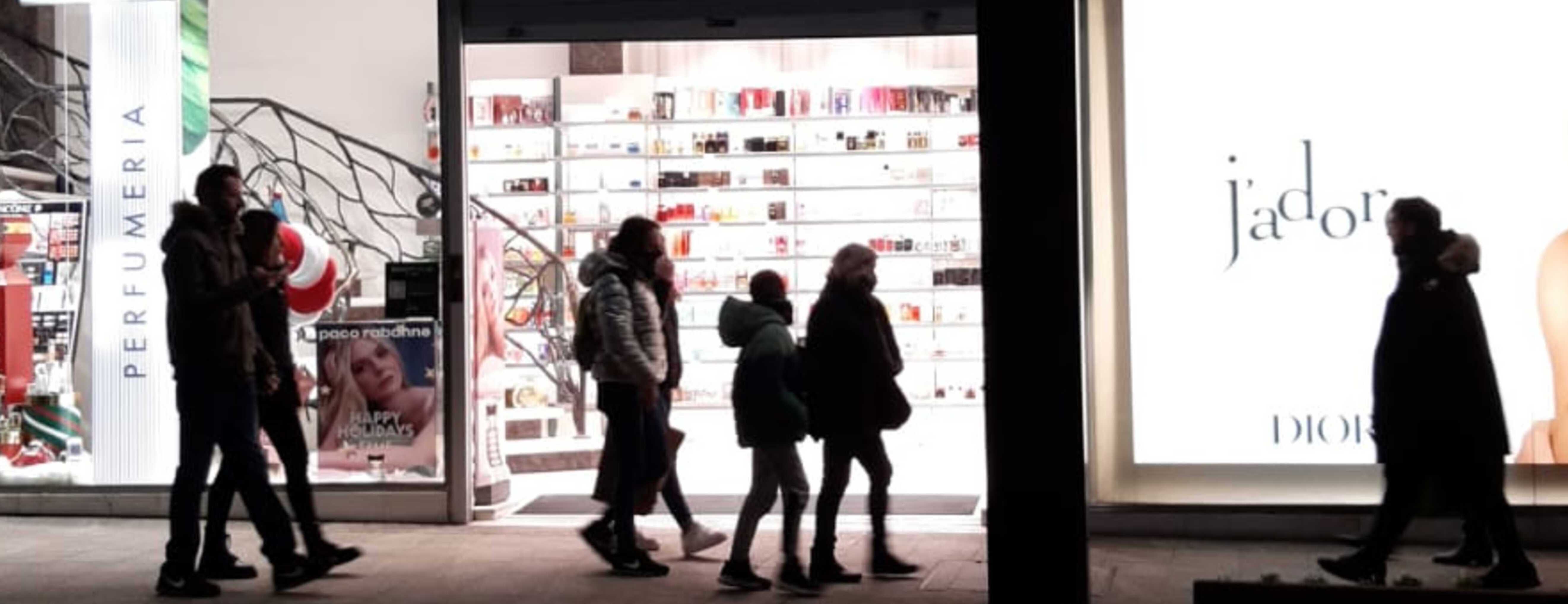 Un establiment a l'eix comercial amb la porta oberta i una cortina d'aire activada.