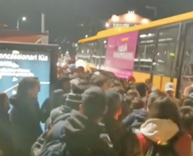 El caos en el busos és destacat pels immigrants que decideixen marxar.