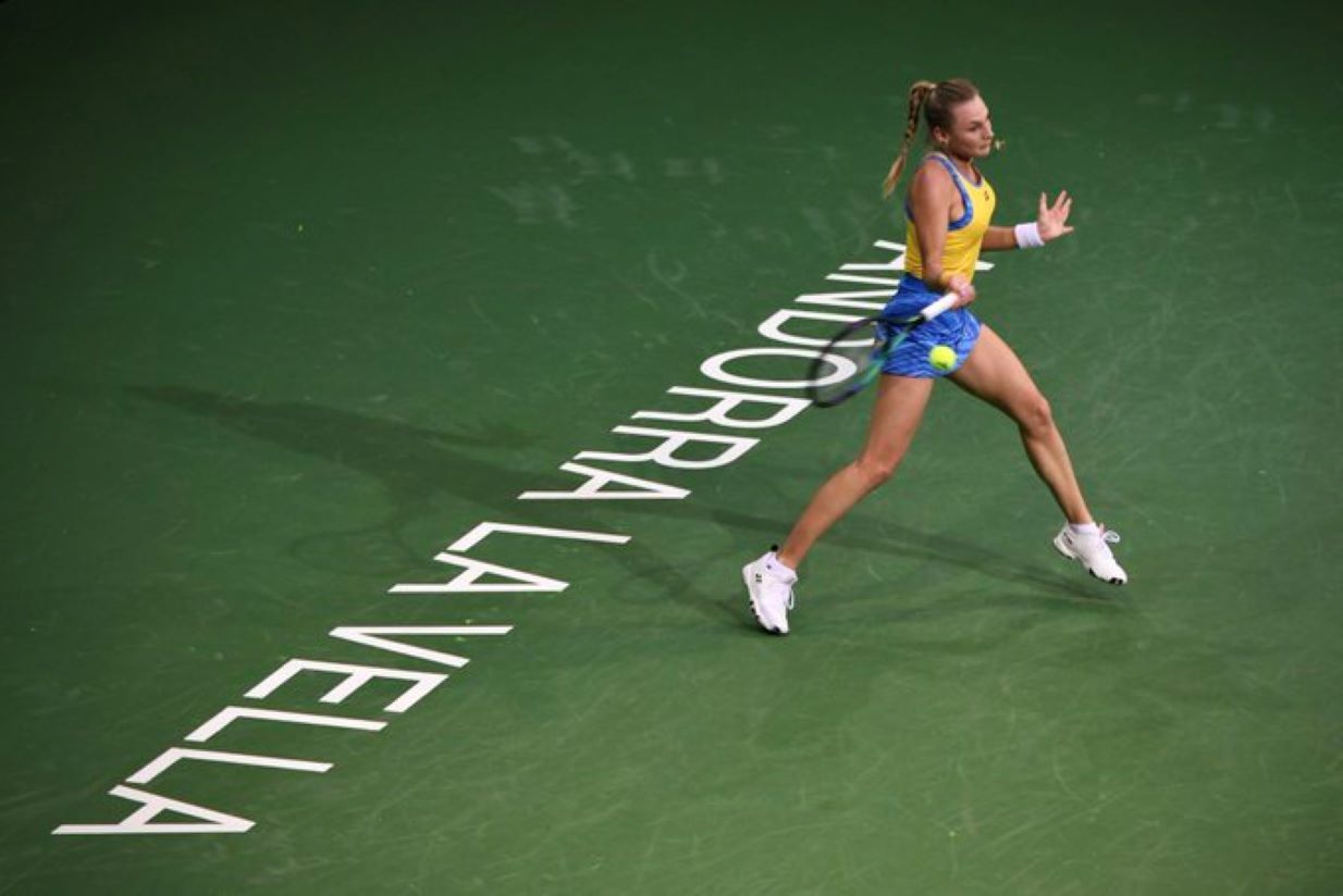 Dayana Yastremska torna una pilota durant el partit d'aquest dimarts contra Nigina Abduraimova.