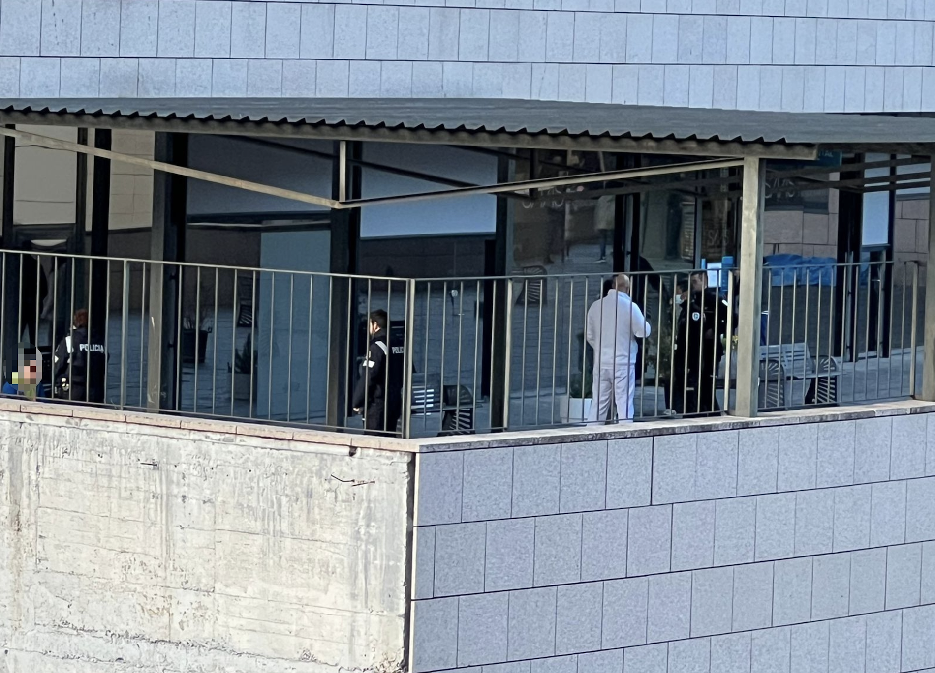 Els agents de policia conversant amb el menor (a l'extrem esquerre).