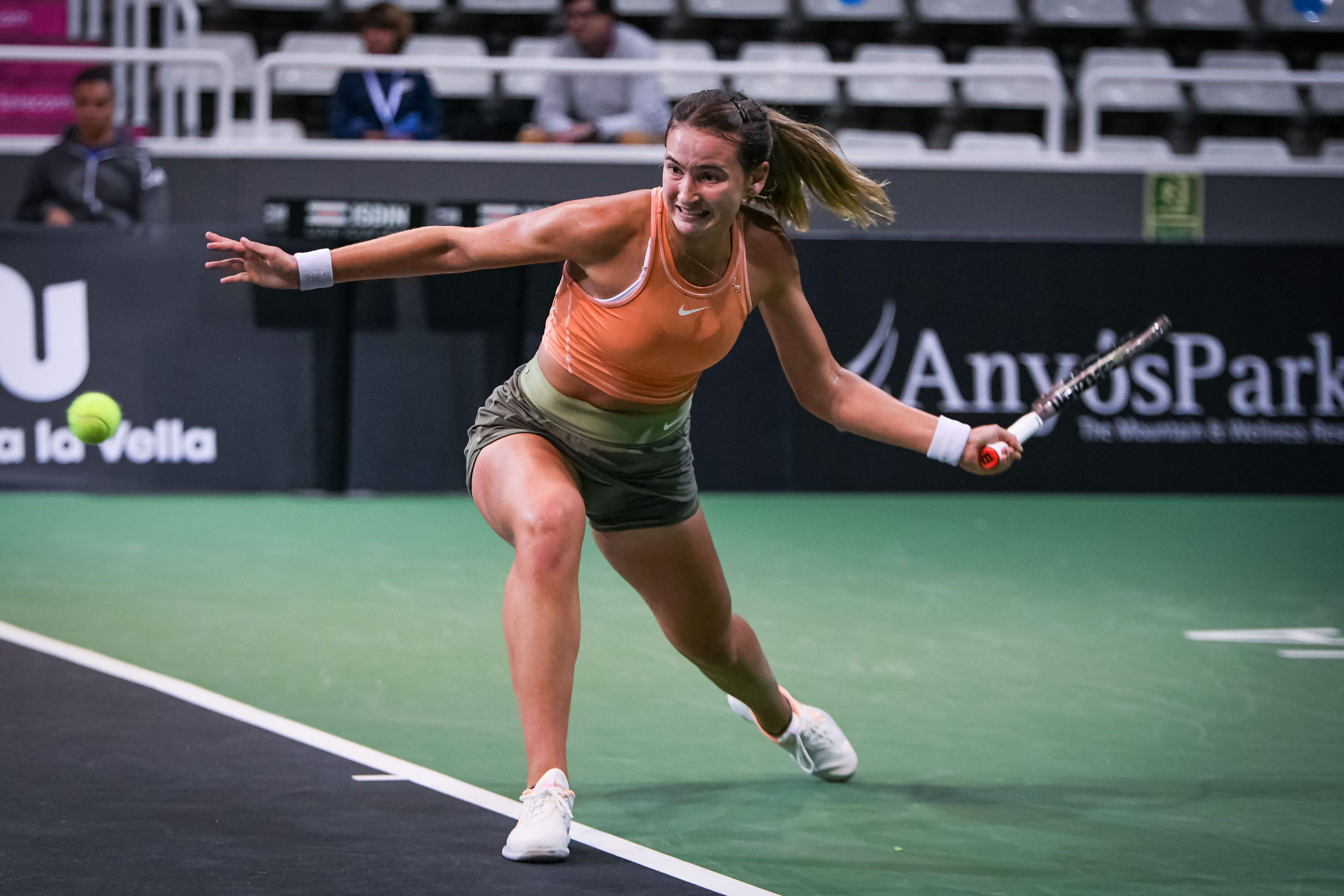 Vicky Jiménez es disposa a colpejar la pilota durant el partit d'aquest dimecres.