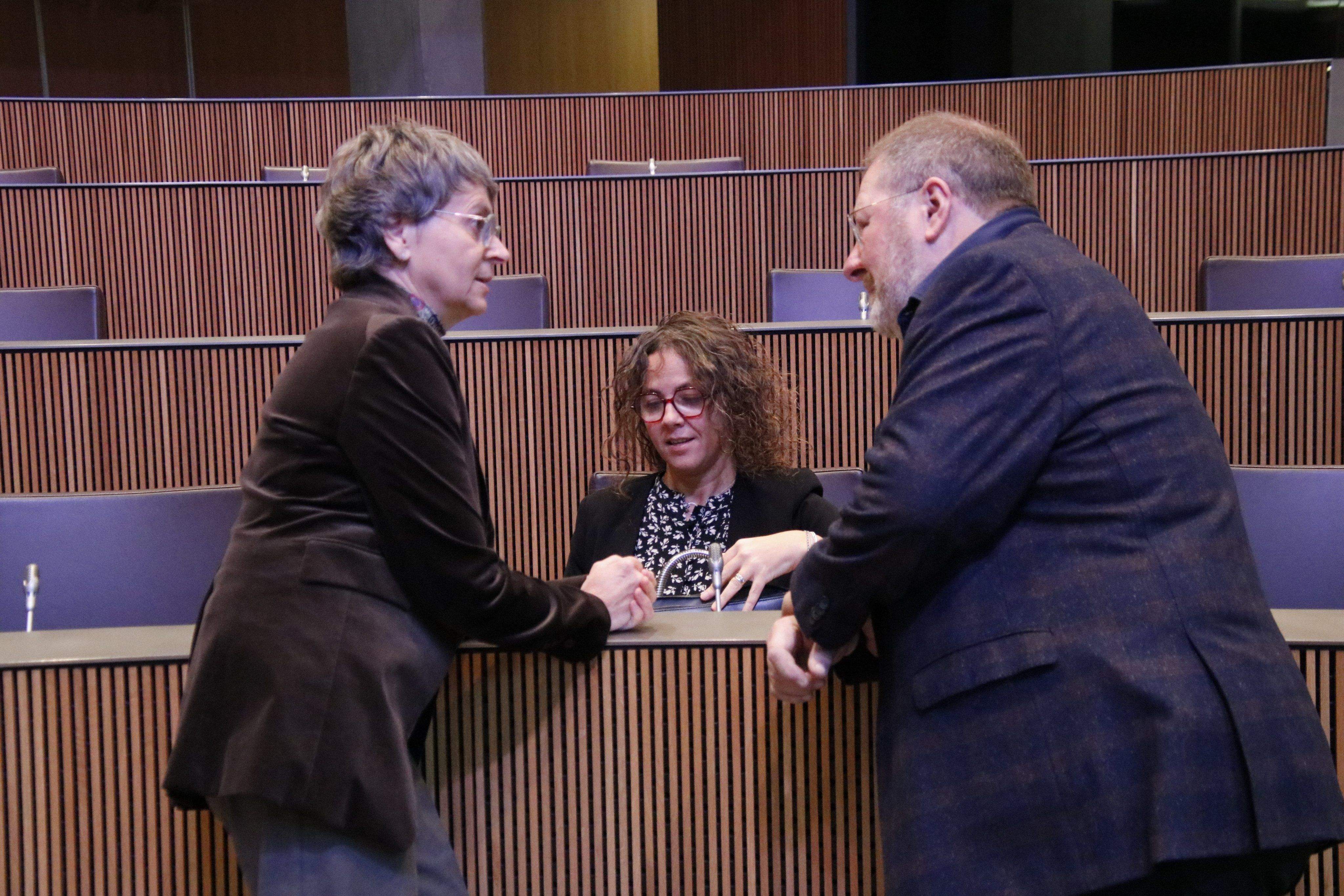 La consellera del PS Judith Salazar parla amb els seus companys de bancada Susanna Vela i Jordi Font.