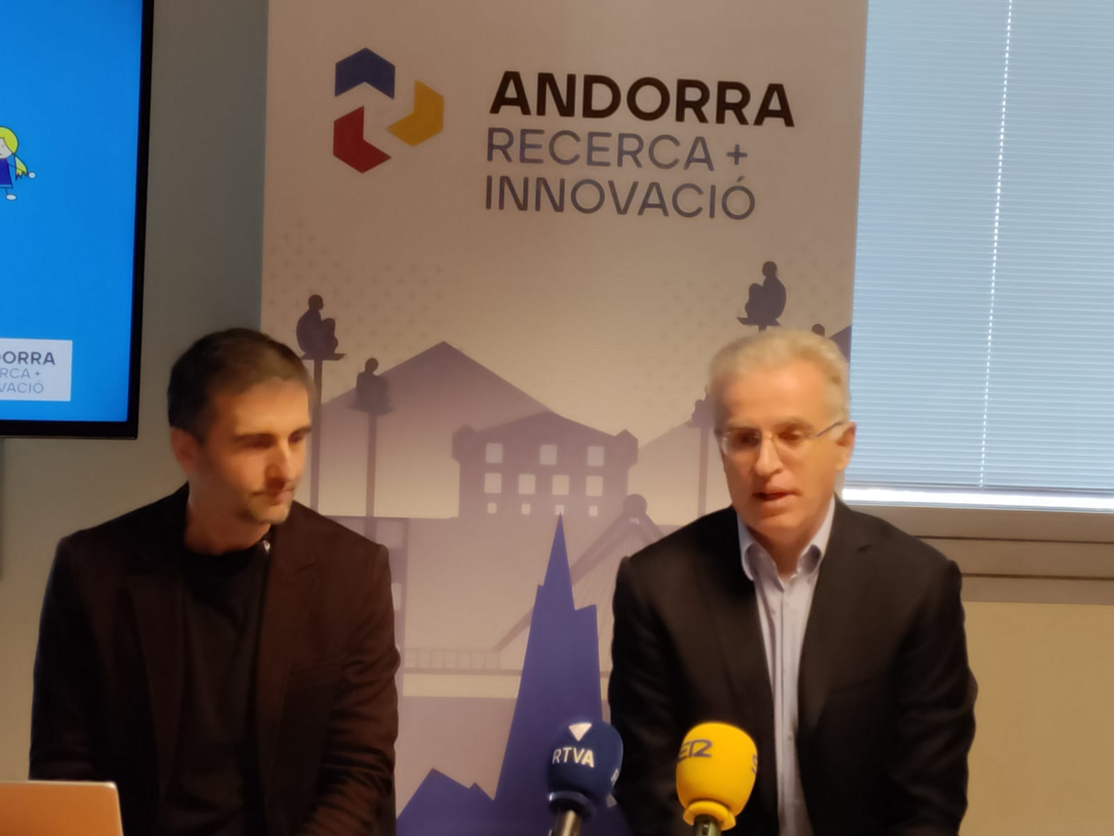 El coordinador de l'àrea de societat d'Andorra Recerca i Innovació Joan Micó i el director d'Unicef, Albert Mora.