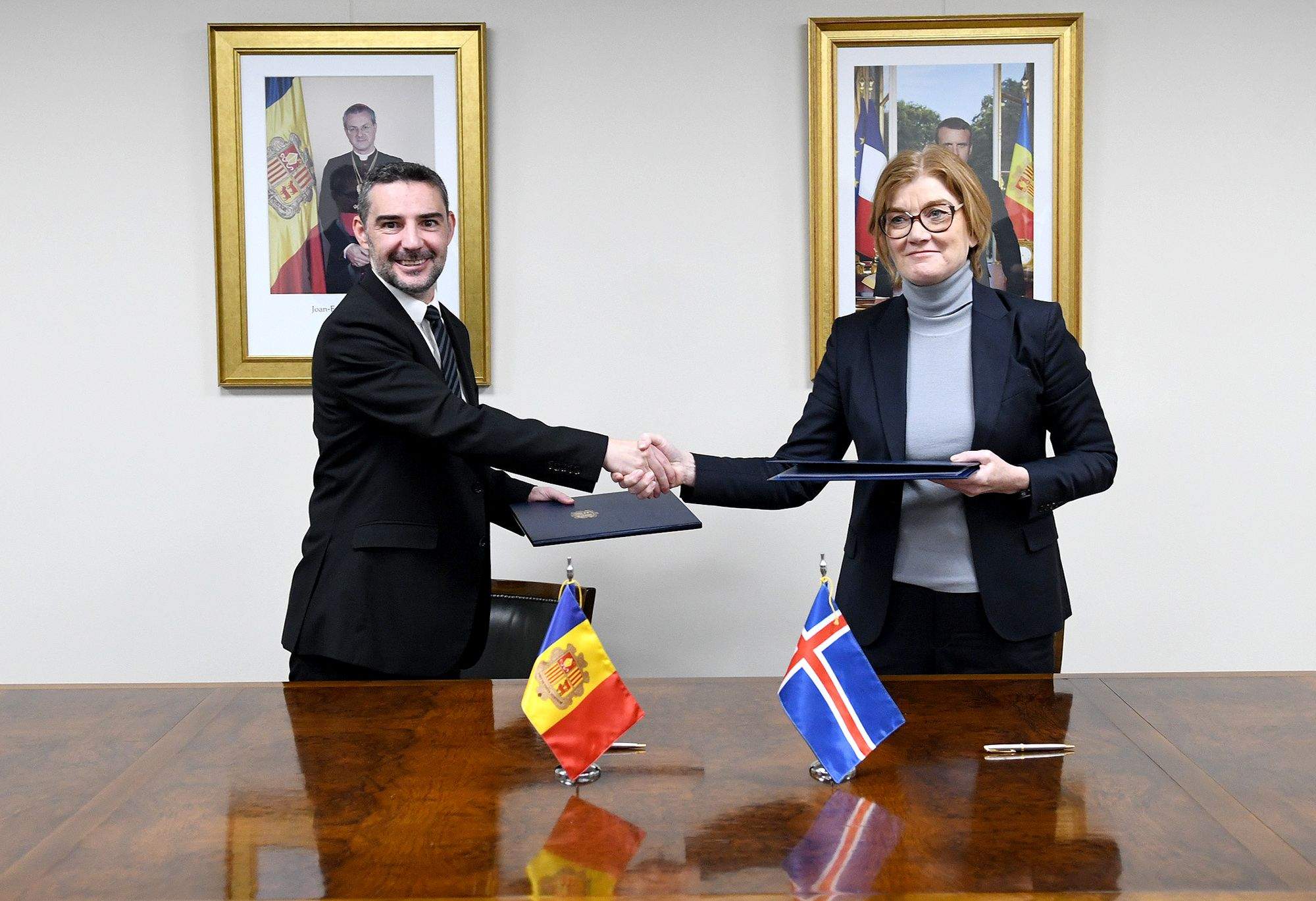 Marc Ballestà i Helga Jónsdóttir després de la firma.