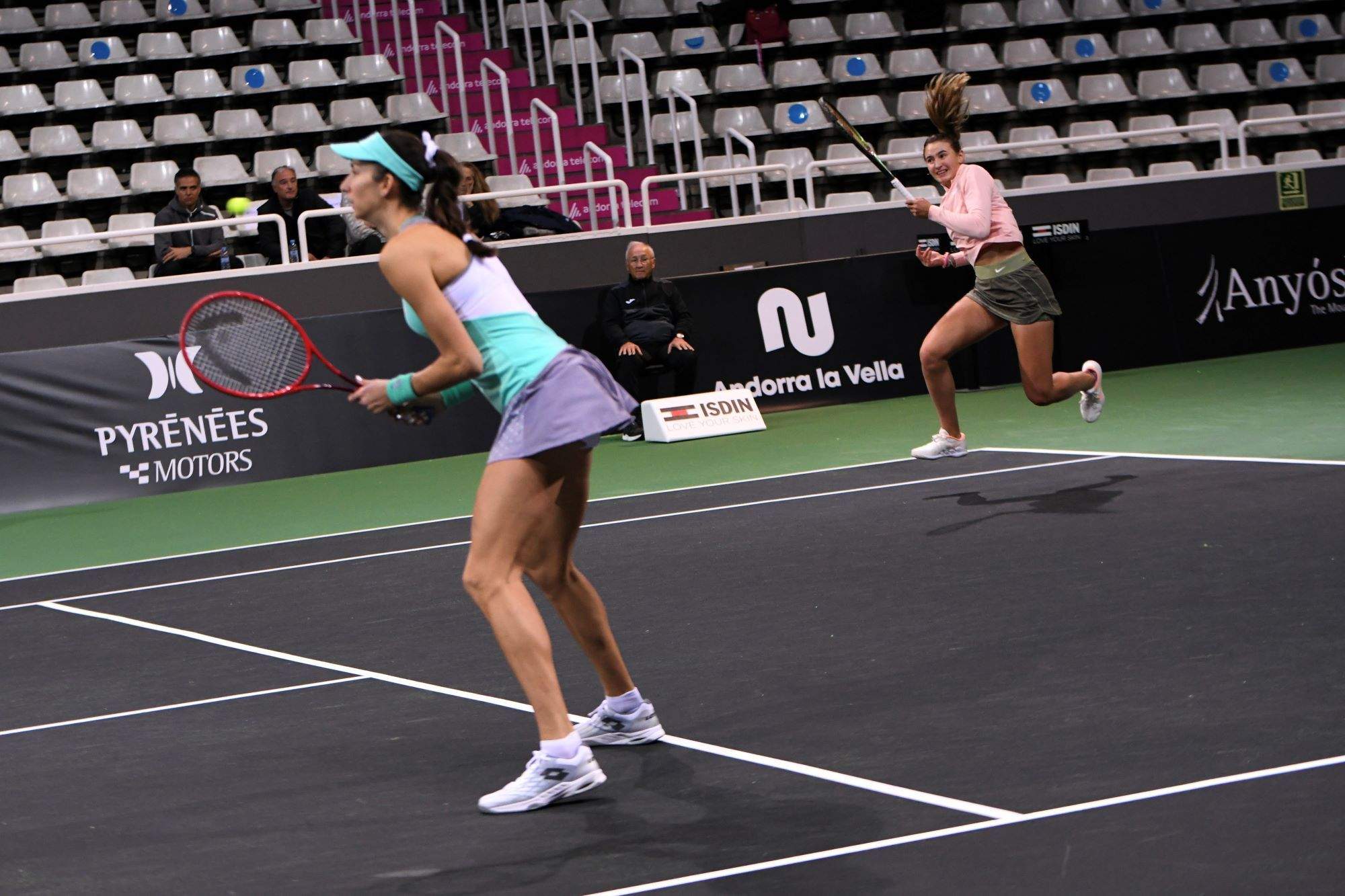 Vicky Jiménez torna una pilota durant el seu partit de dobles amb Georgina García.