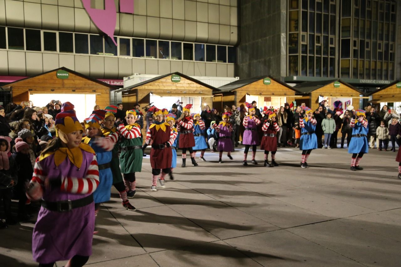 Els follets de l'esbart s'han encarregat d'encendre els llums de Nadal al bell mig de les parades de Santa Llúcia.