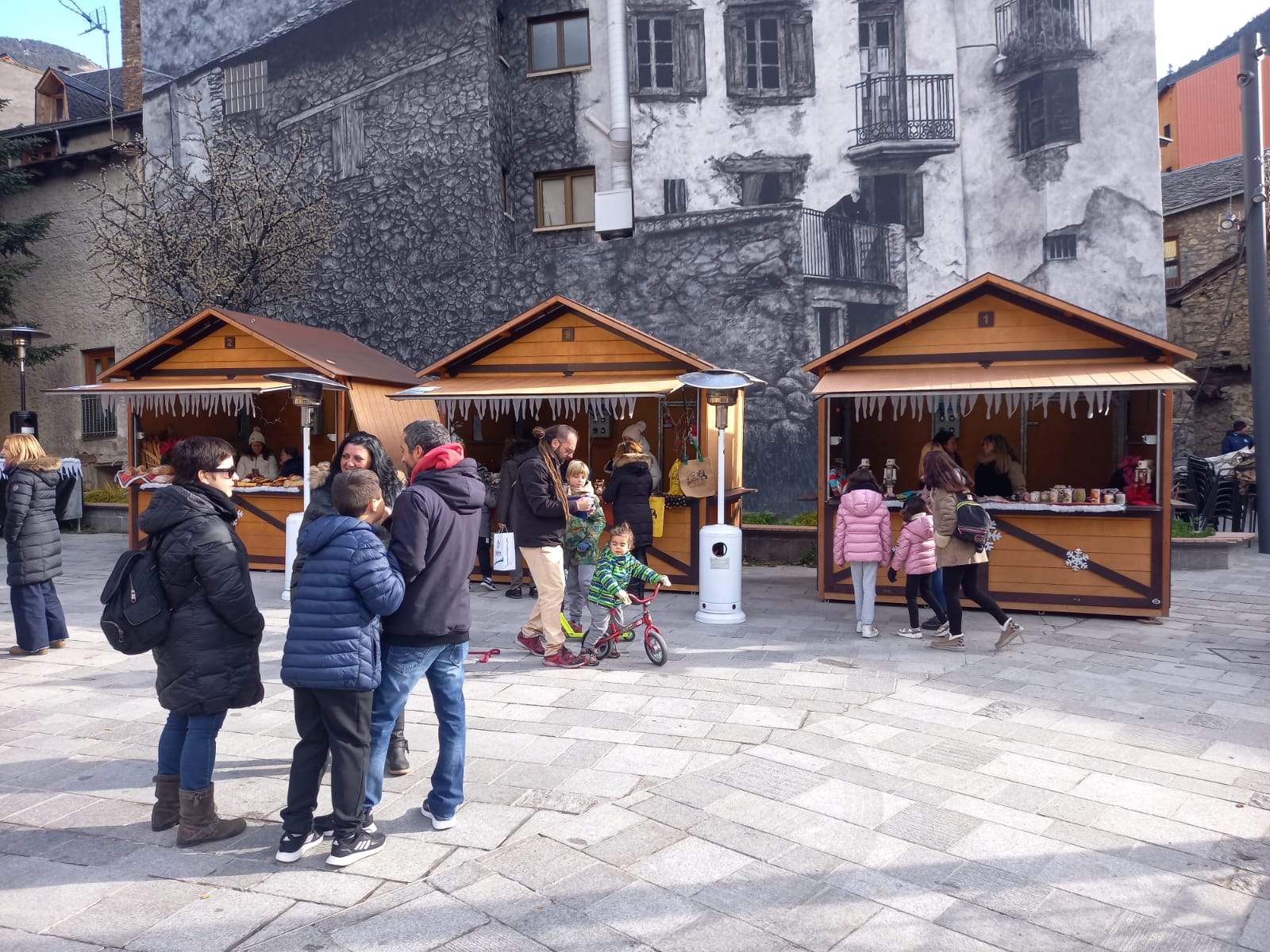 Una dotzena de parades constitueixen el mercat de Nadal.