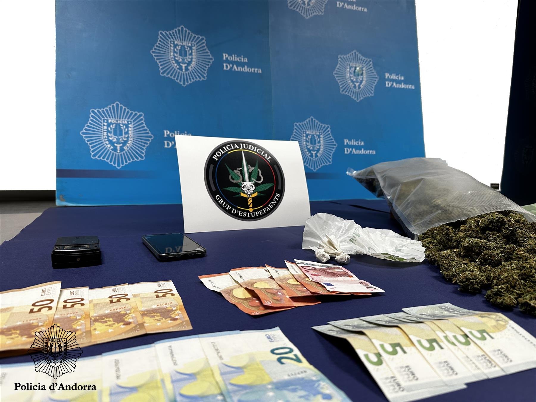 Diners i marihuana comissada en l'operació de dijous; en aquest cas s'han recuperat 6.000 euros. Diners i marihuana comissada en l'operació de dijous; en aquest cas s'han recuperat 6.000 euros.