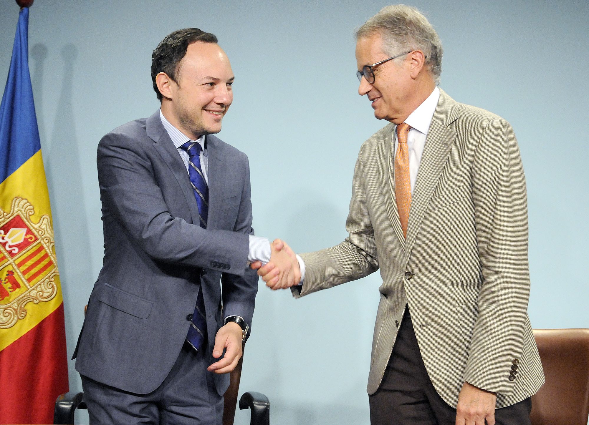 Xavier Espot i Josep Maria Piqué en la signatura d'un conveni.