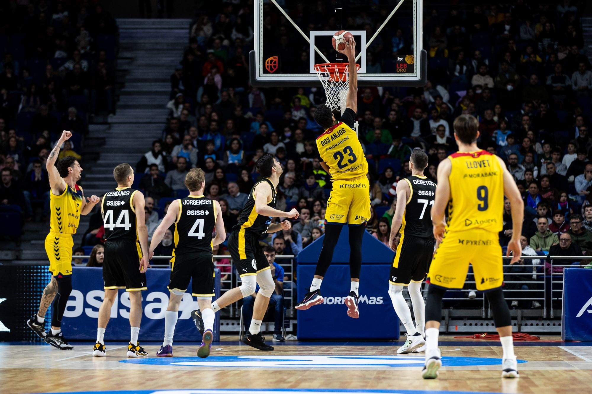 Felipe dos Anjos esmaixa sense que els adversaris hi puguin fer res.