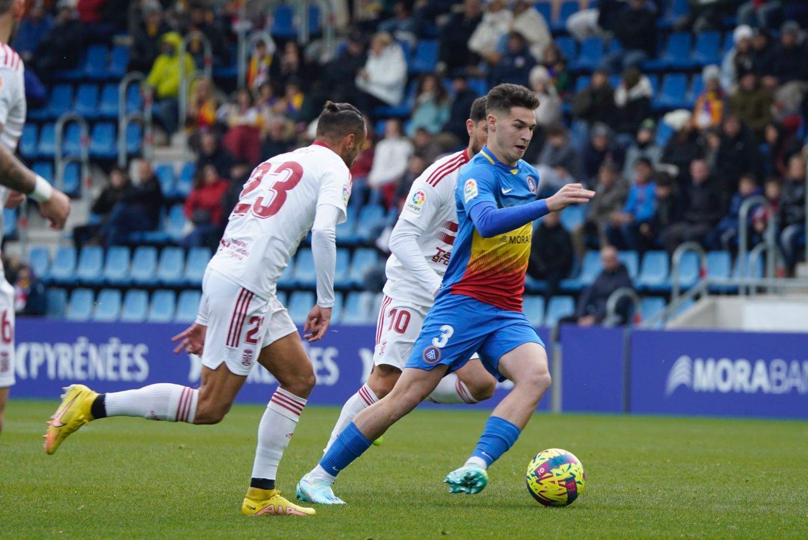 Mika Mármol, en una de les seves habituals excursions des de l'eix de la defensa.