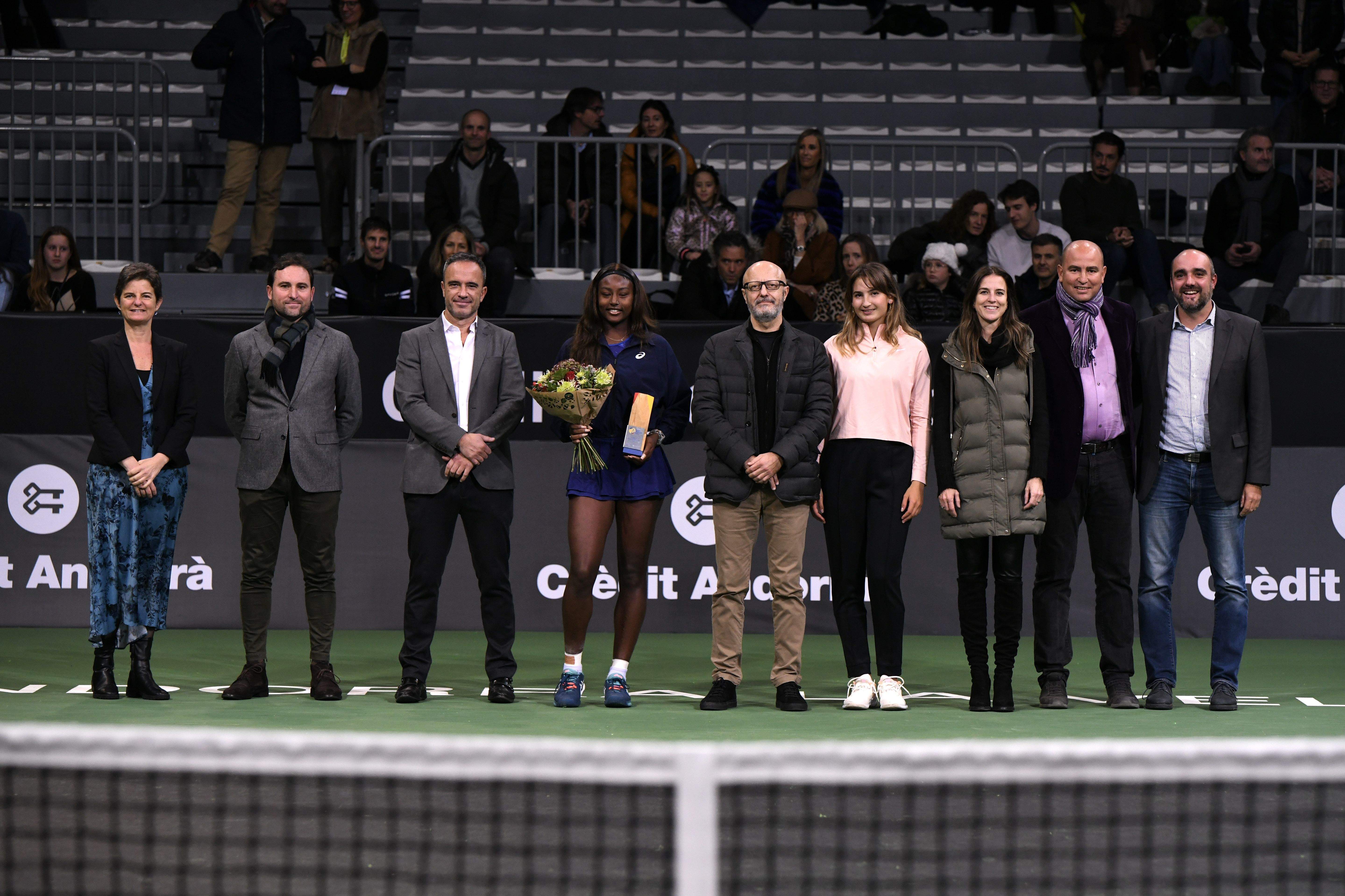 La guanyadora amb representants dels promotors, organitzadors, patrocinadors del torneig i de les institucions.