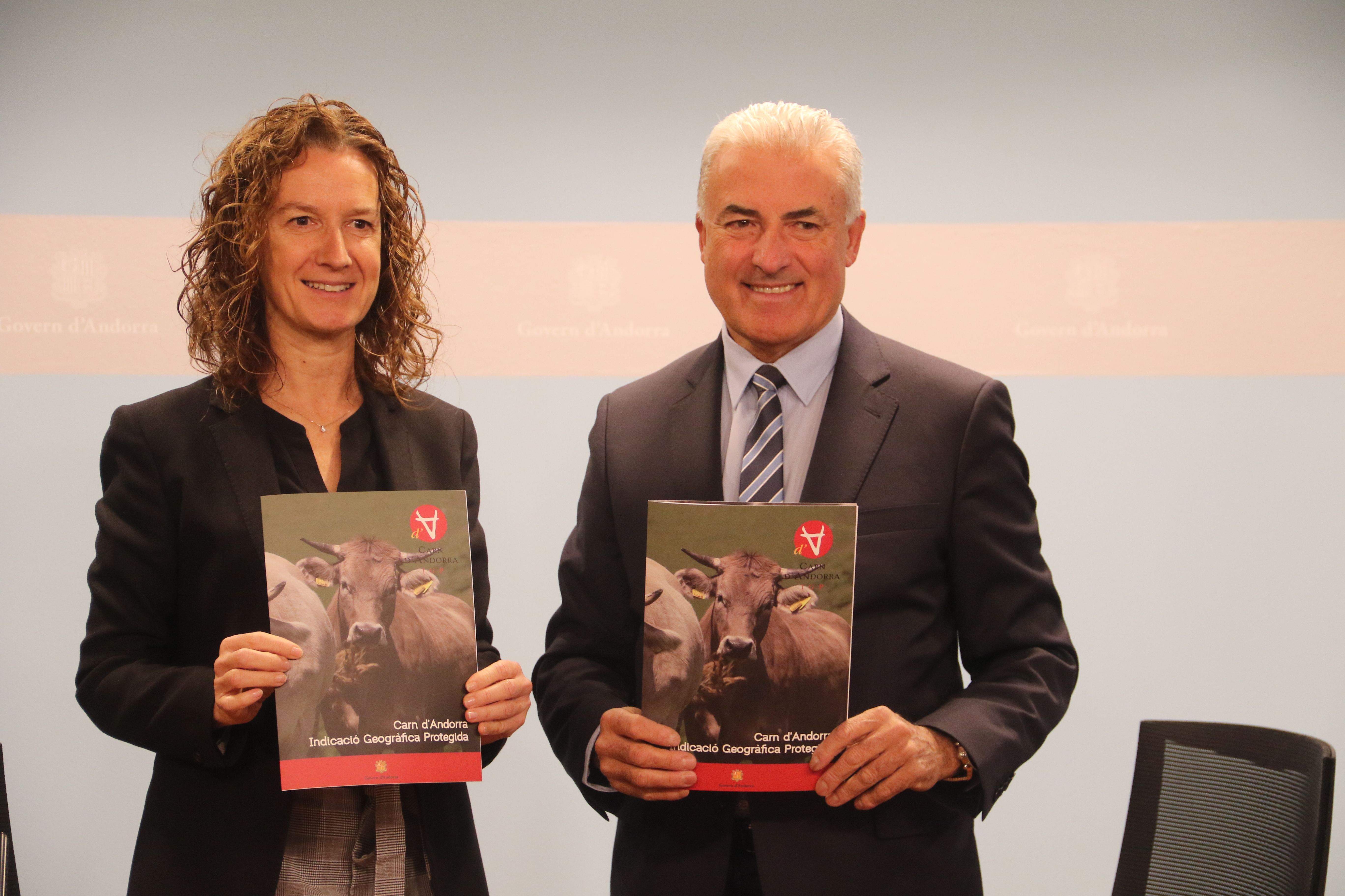 Sílvia Calvó i Josep Maria Cabanes després de la signatura del conveni.