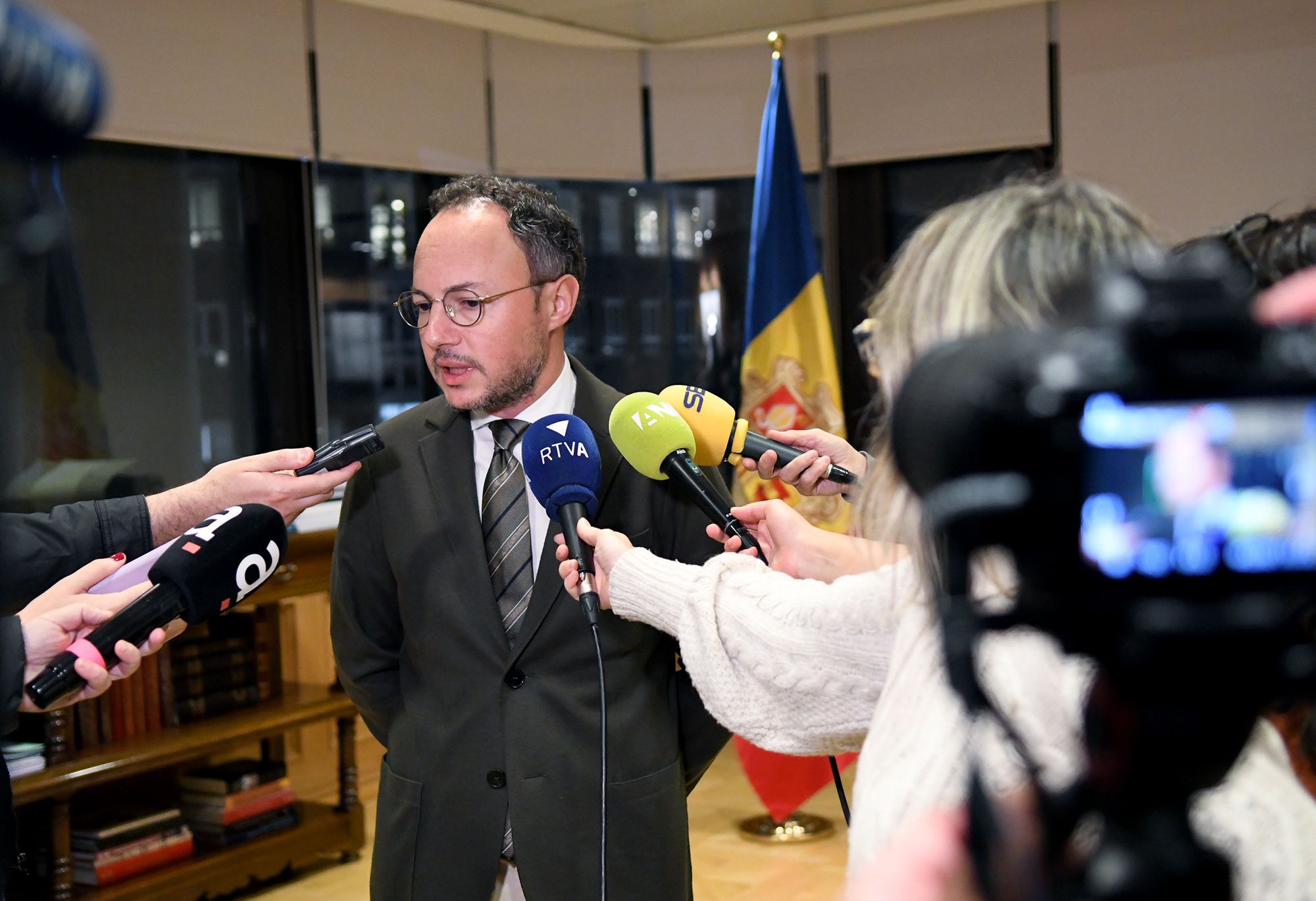 Xavier Espot donant explicacions sobre la querella. Xavier Espot donant explicacions sobre la querella.