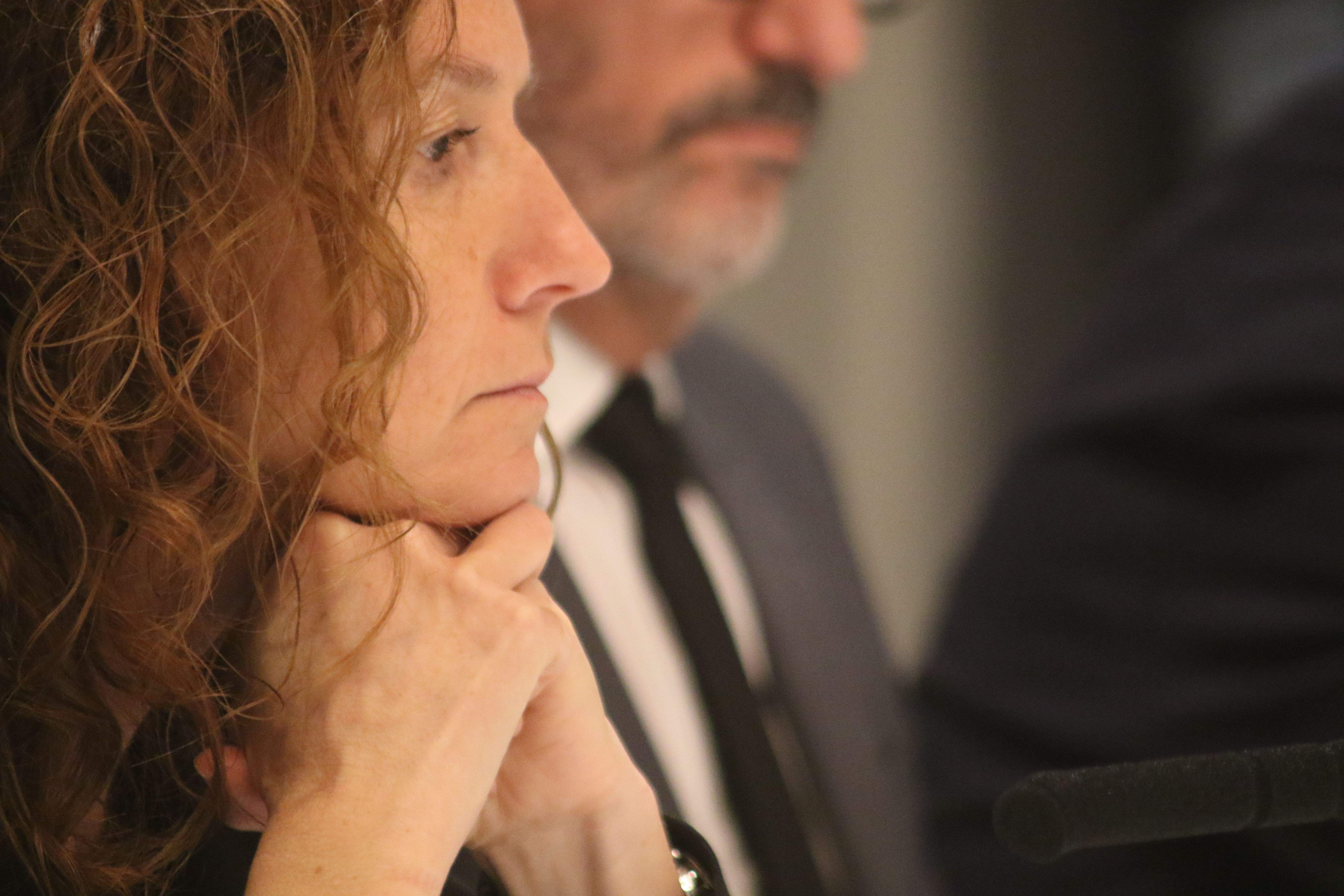 La ministra Sílvia Calvó, reflexiva, durant la trobada amb els mitjans de comunicació.