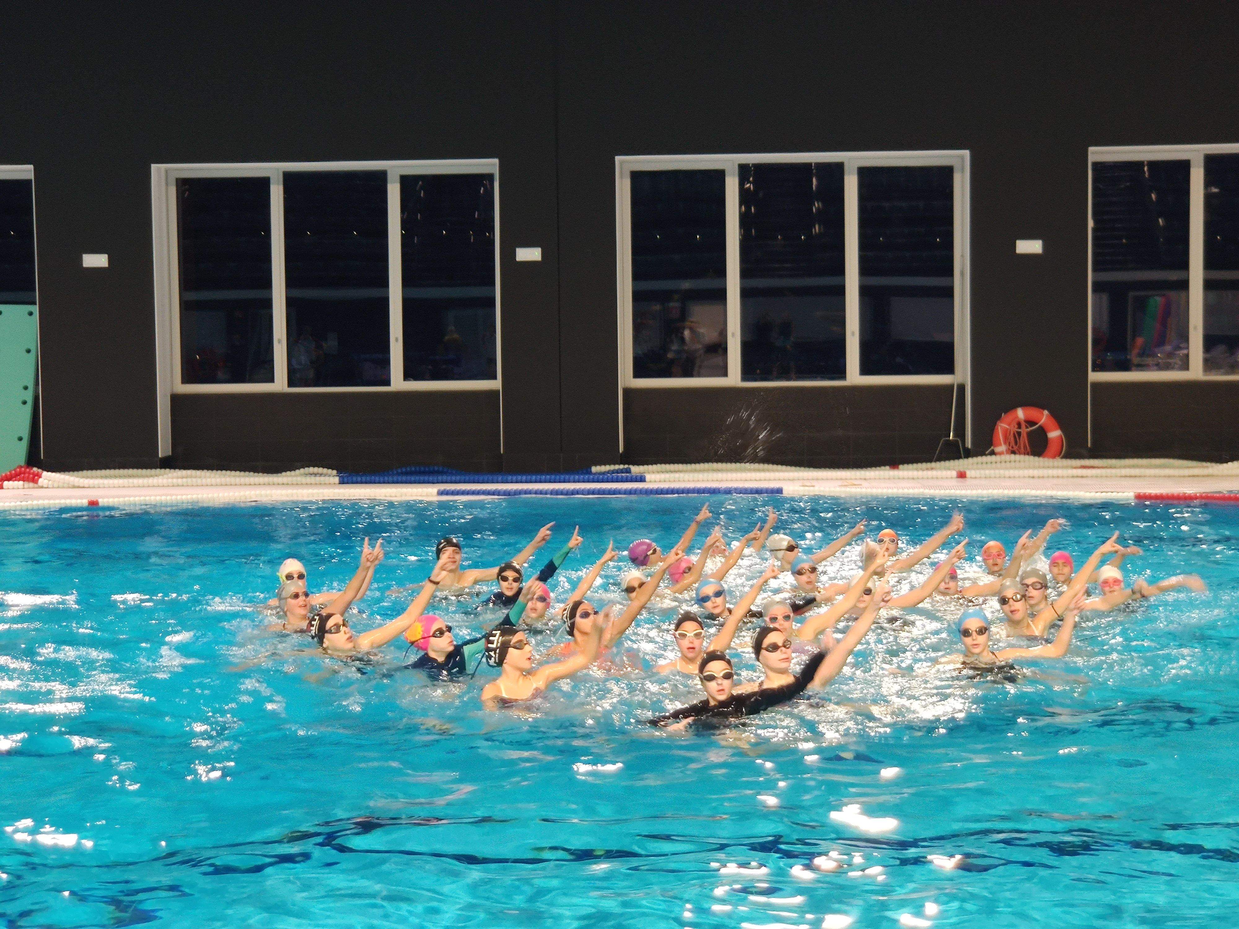 L'equip de natació que entrena als Serradells.