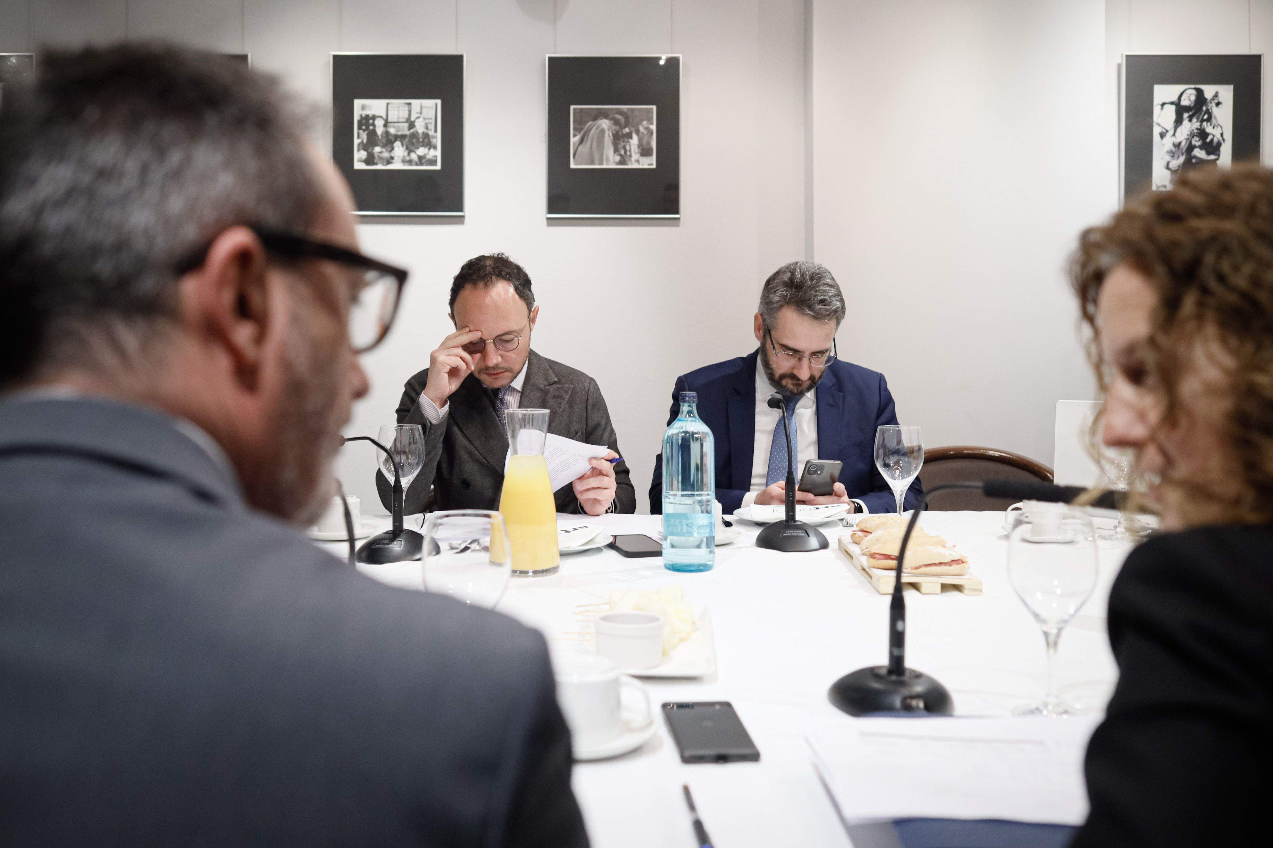 Víctor Filloy i Sílvia Calvó, en primer terme, amb Xavier Espot i Eric Jover al fons, concentrats.