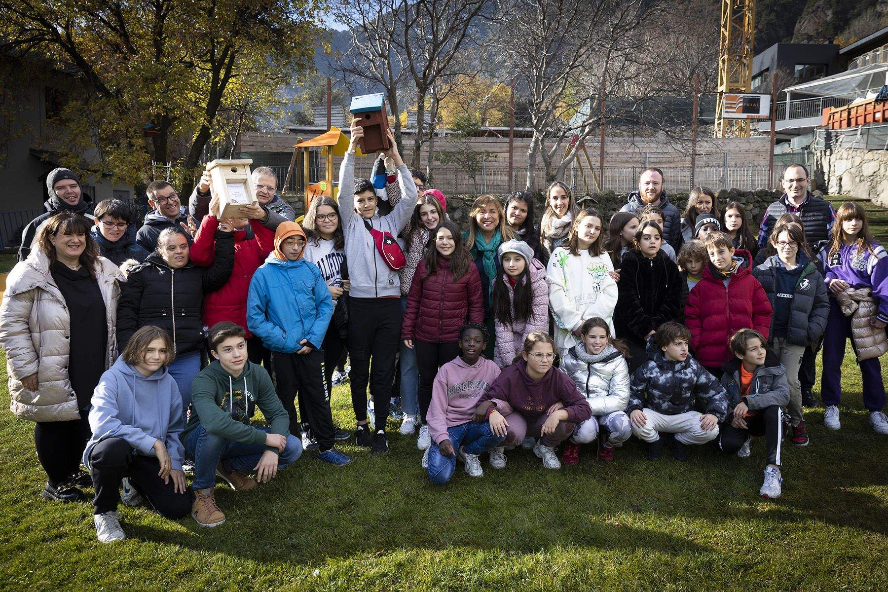 Foto de grup en l'acte de posada de la primera caixa niu.