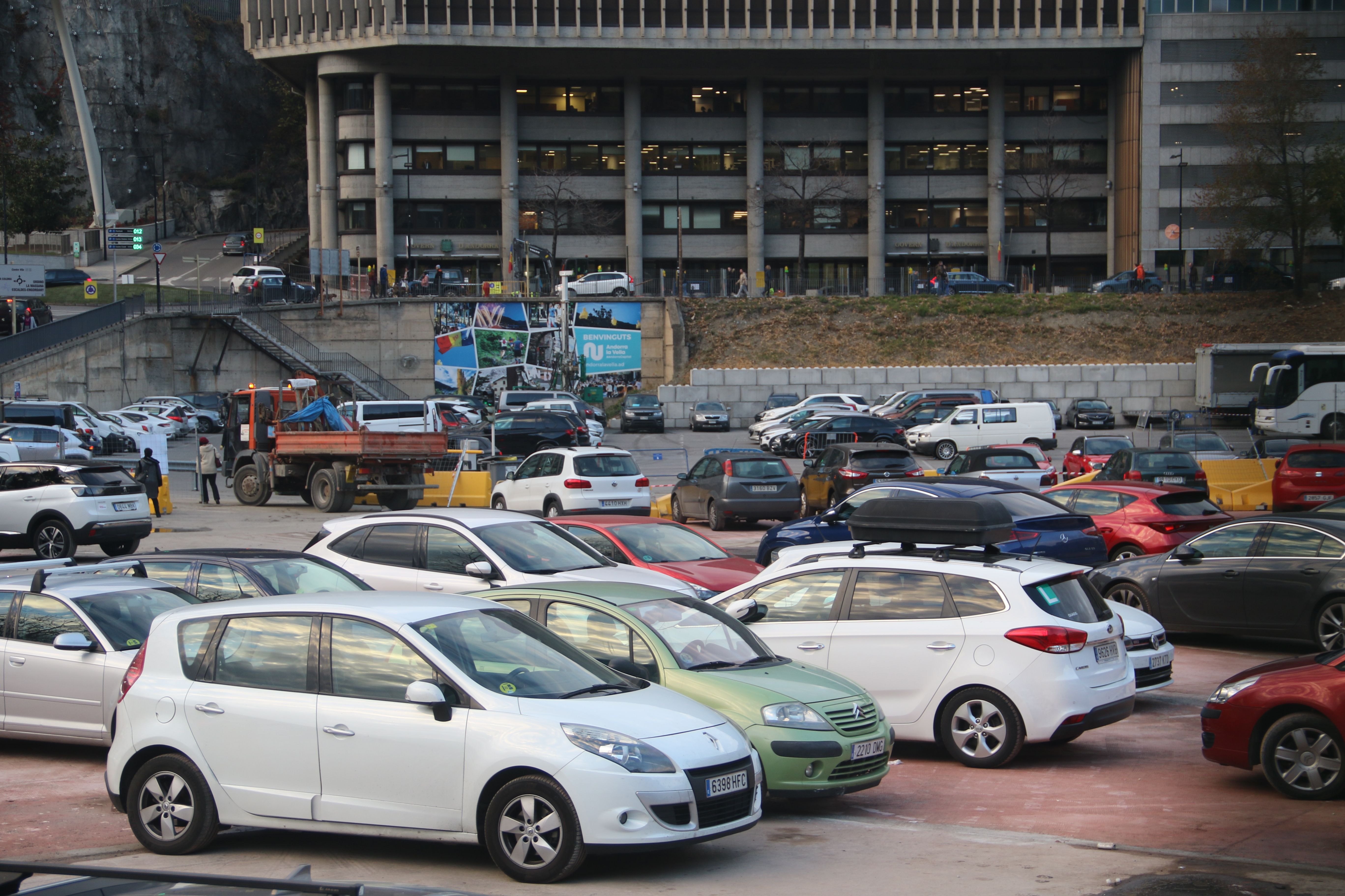 Vehicles estacionats en l'espai de l'antiga plaça de braus. Vehicles estacionats en l'espai de l'antiga plaça de braus.
