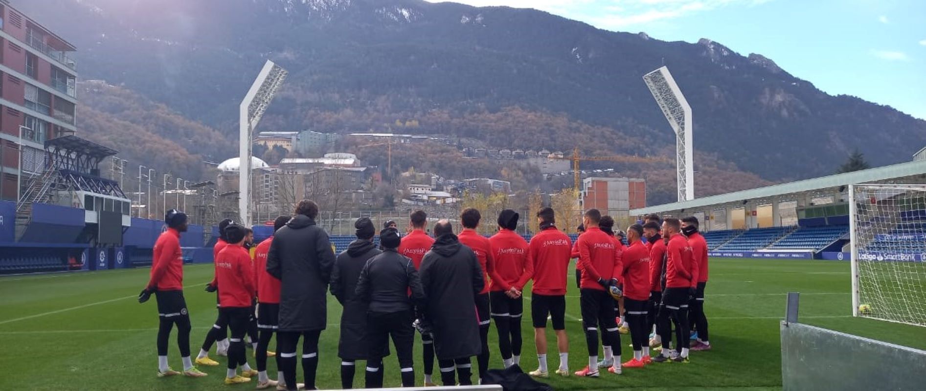 Xerrada de Sarabia amb la plantilla en el darrer entrenament abans de marxar cap a Huesca.