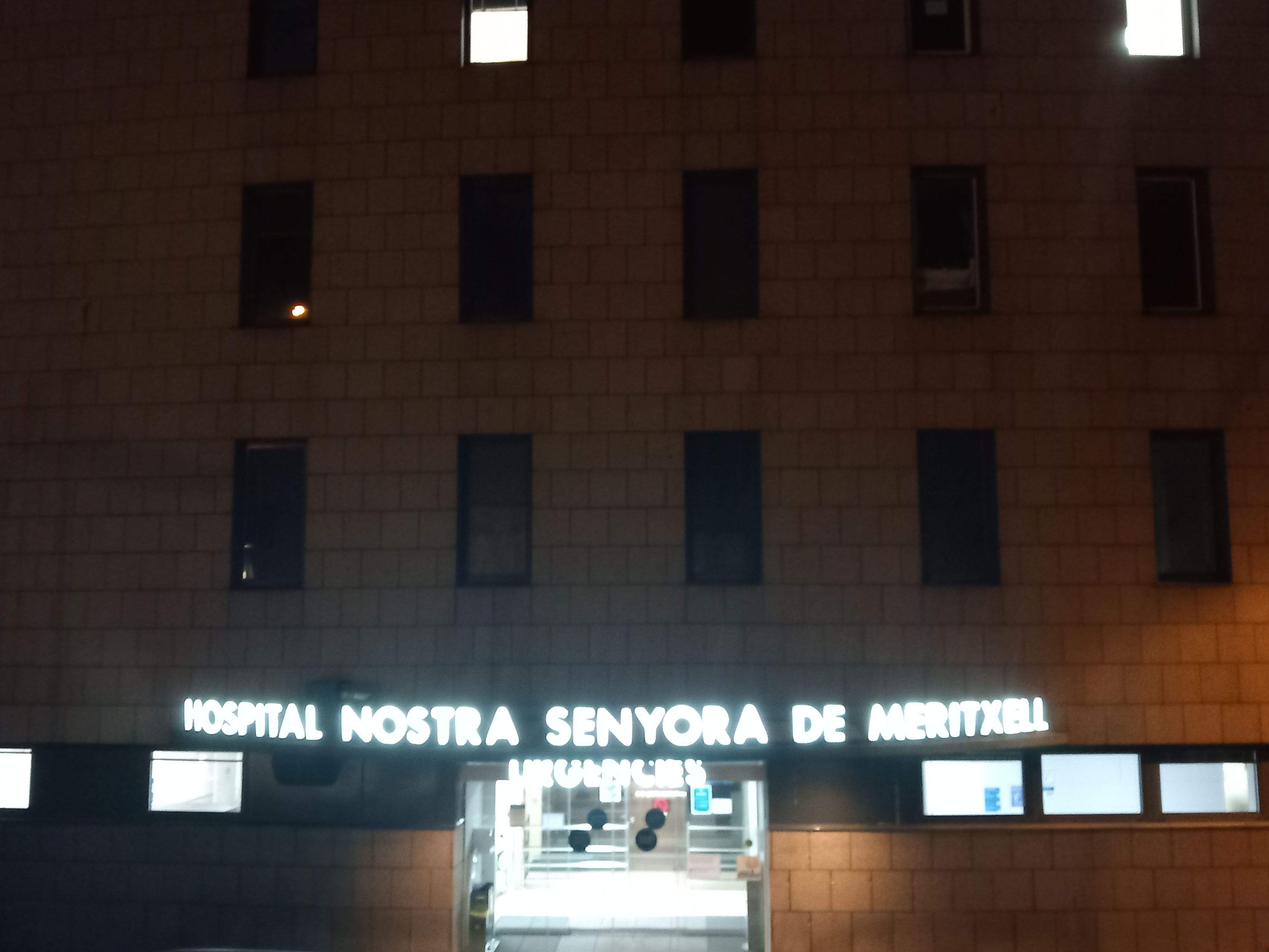 La façana de l'hospital, de nit.