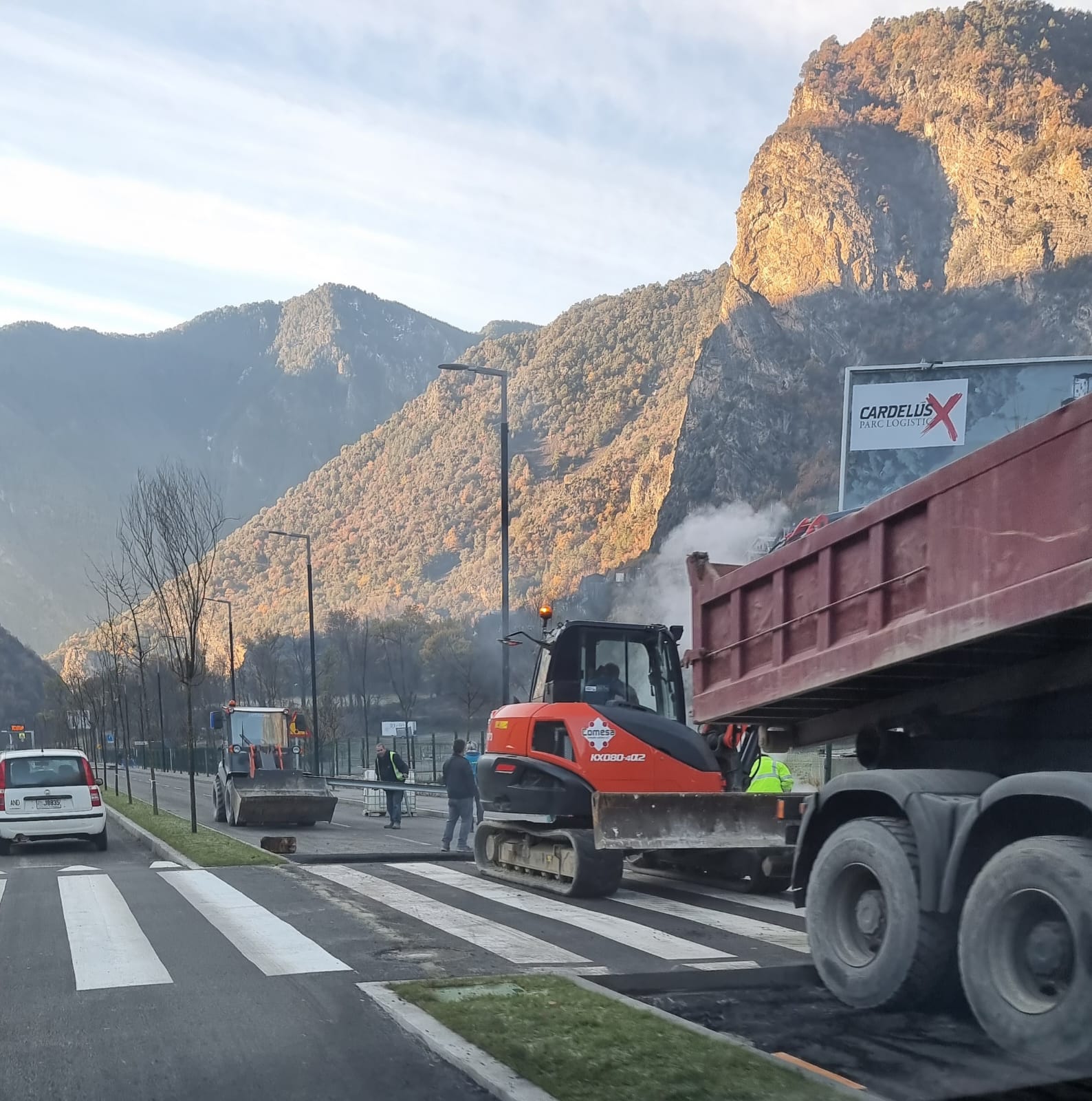 Treballs en un pas de vianants elevat a la recta de la Margineda. Treballs en un pas de vianants elevat a la recta de la Margineda.