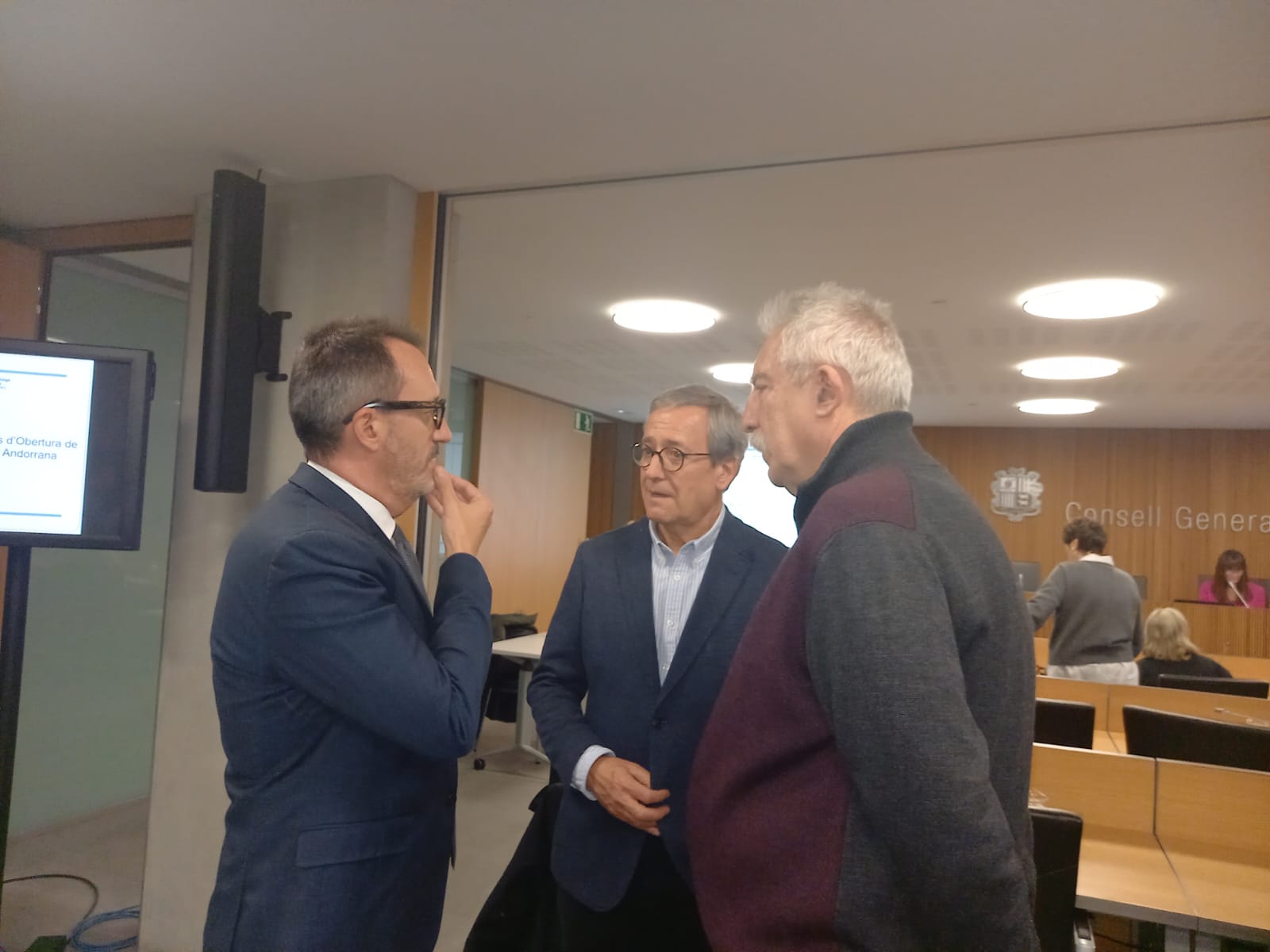 Filloy conversa amb els autors de l'estudi.